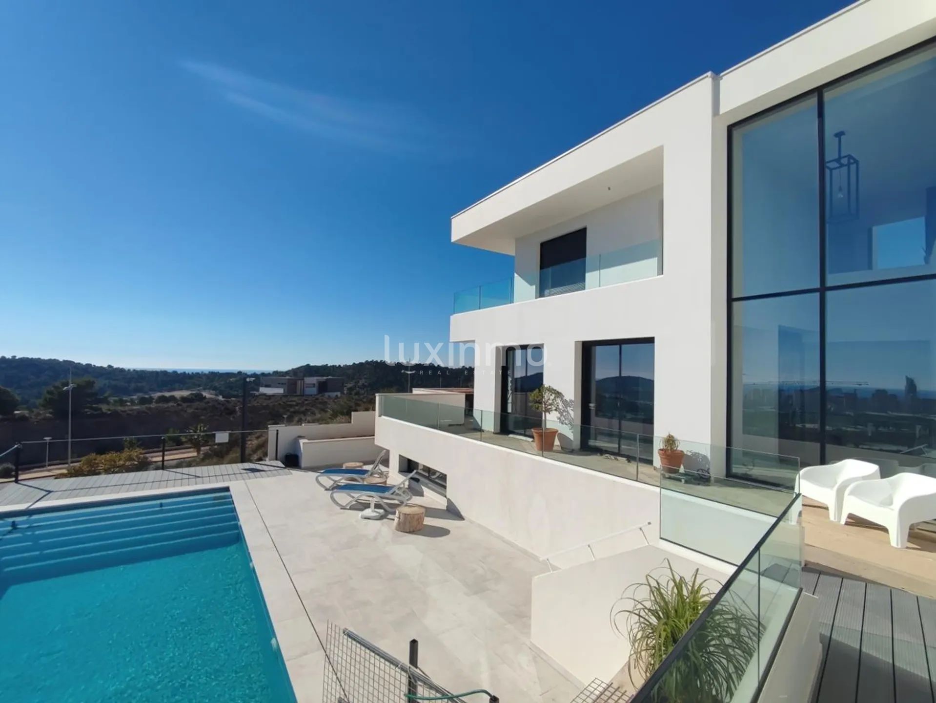 Large very well positioned modern villa with panoramic sea views for sale in Finestrat — photo 3