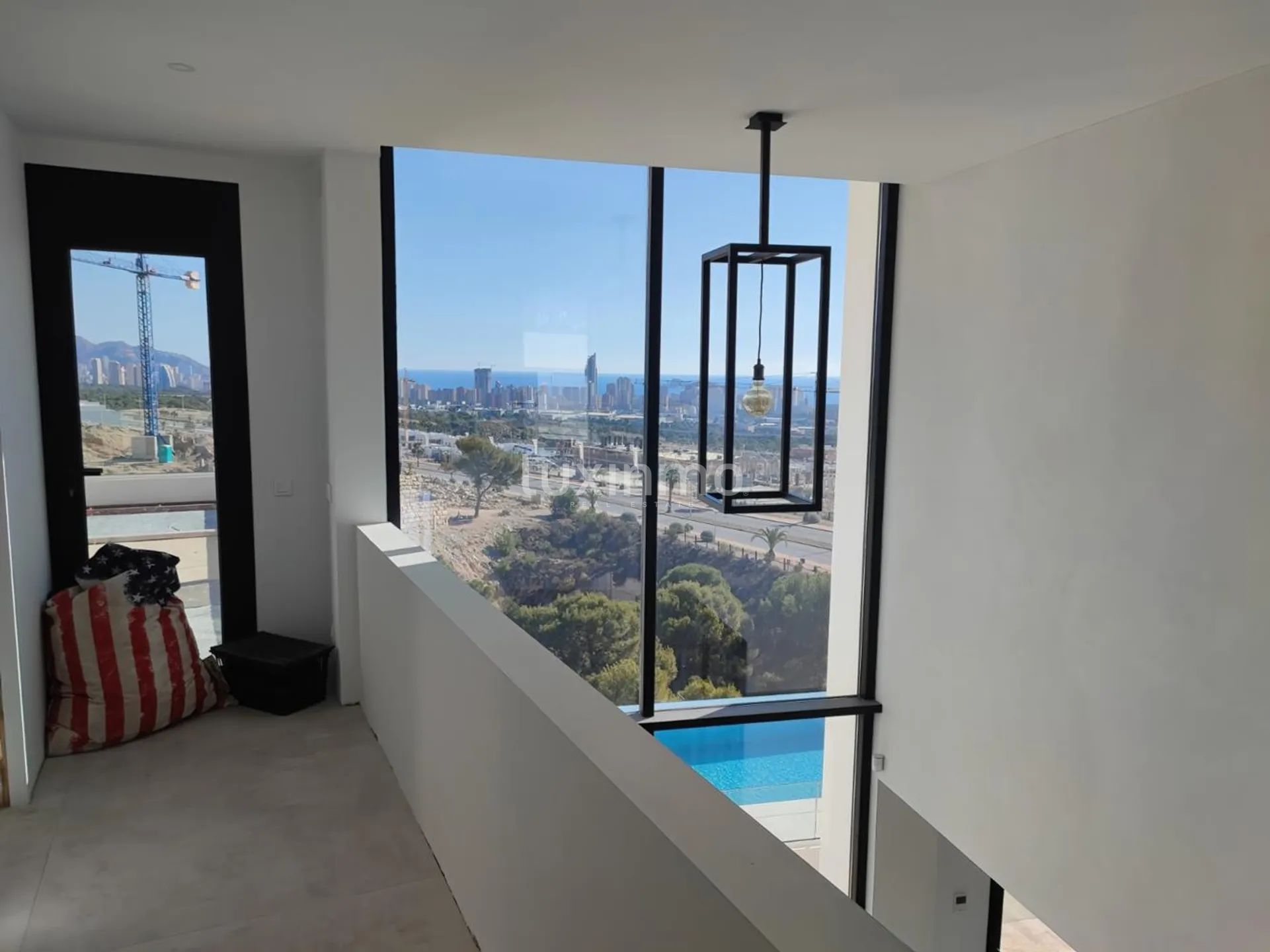 Grande villa moderne très bien placée avec vue panoramique sur la mer à vendre à Finestrat — photo 23