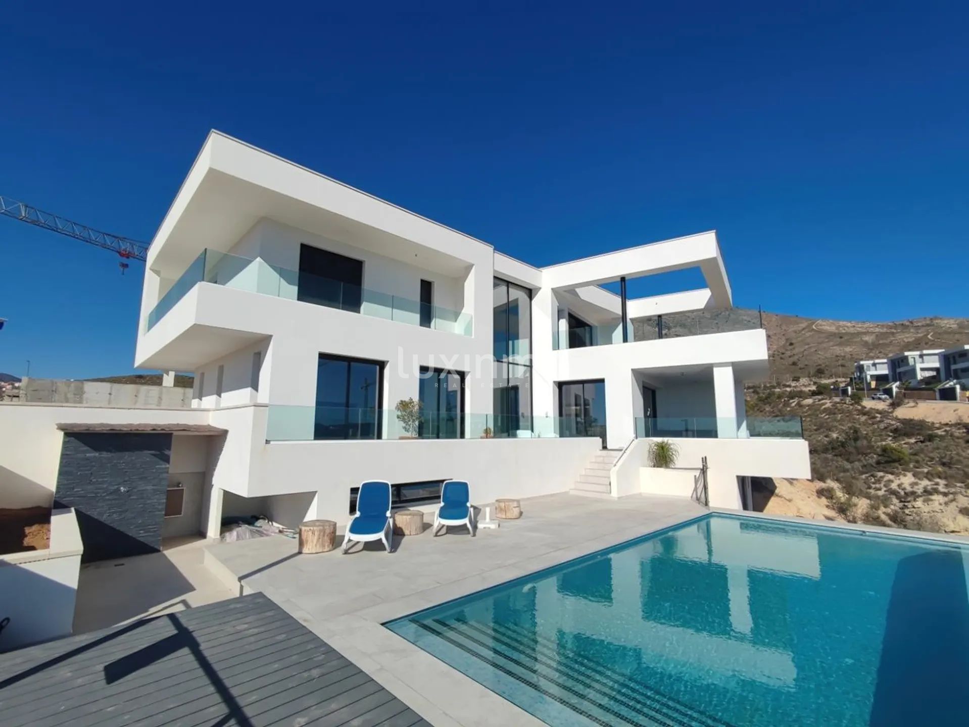 Grande villa moderne très bien placée avec vue panoramique sur la mer à vendre à Finestrat — photo 1