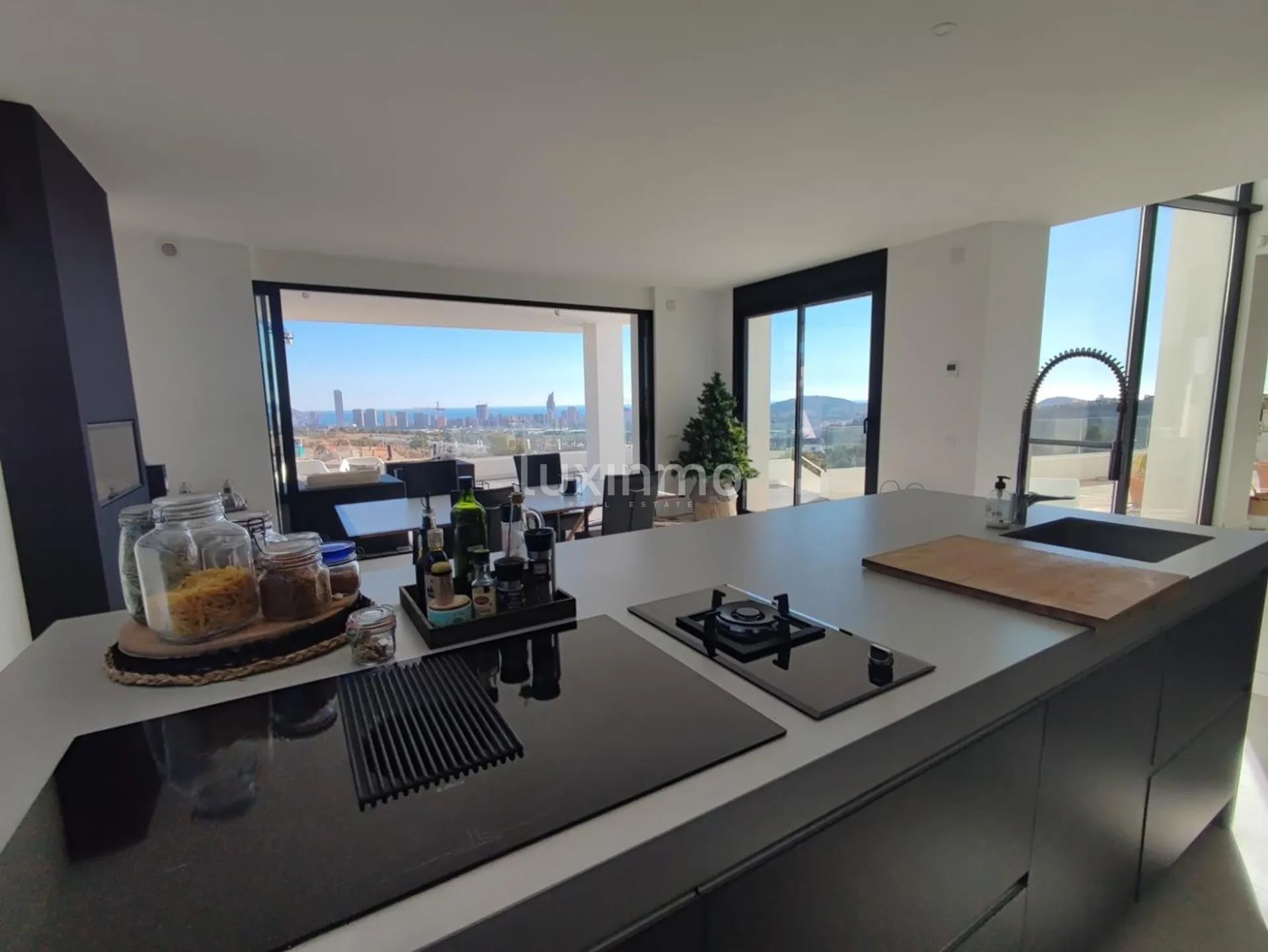 Grande villa moderne très bien placée avec vue panoramique sur la mer à vendre à Finestrat — photo 15