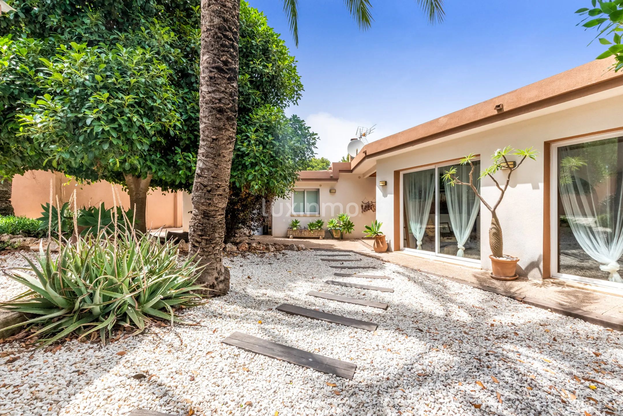 Preciosa villa con piscina y vistas panorámicas en venta en Albir — photo 1