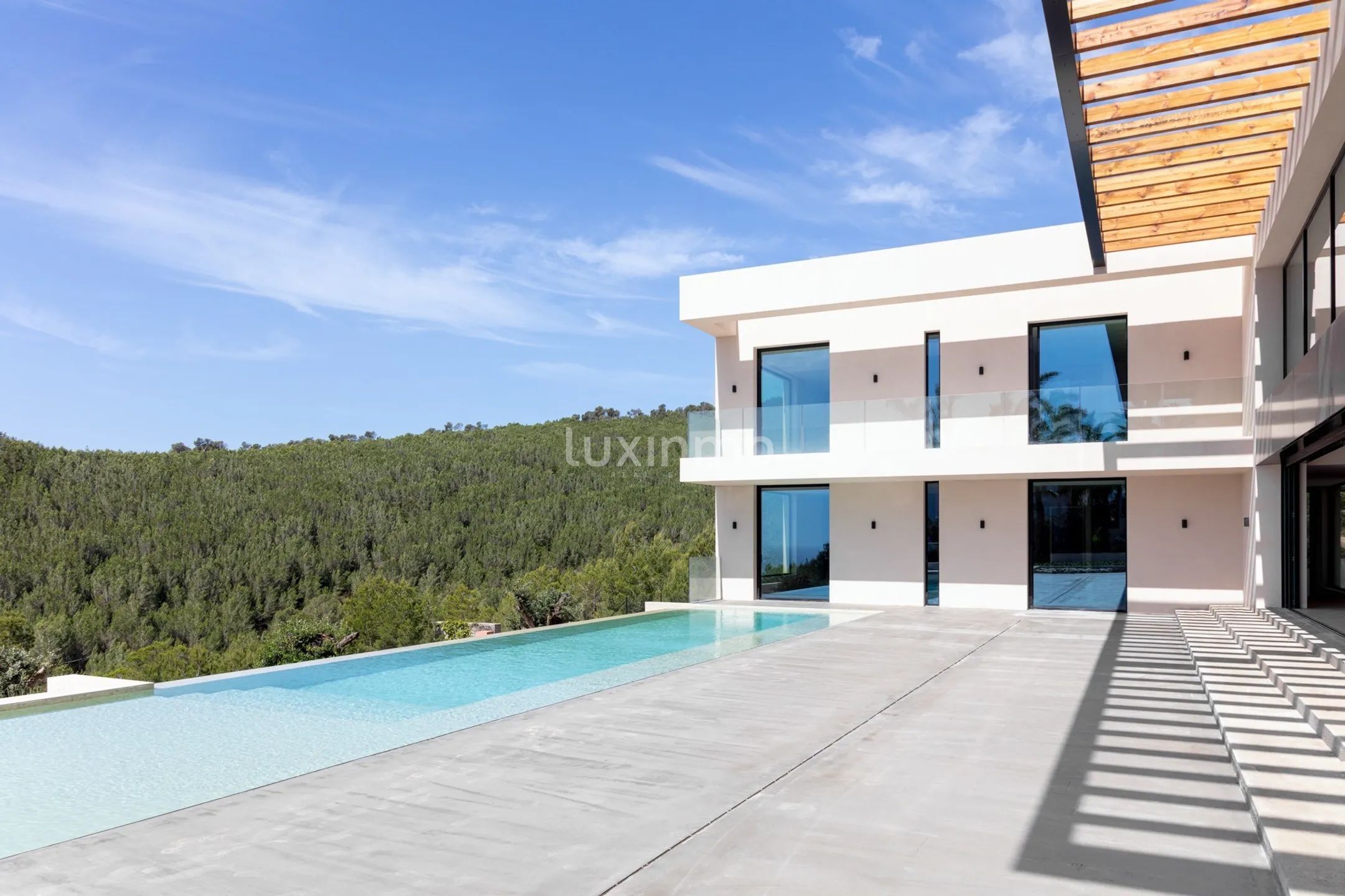 A vendre villa de luxe, neuve et moderne, avec vue panoramique sur la mer, au sommet de la ville d'Ibiza — photo 16
