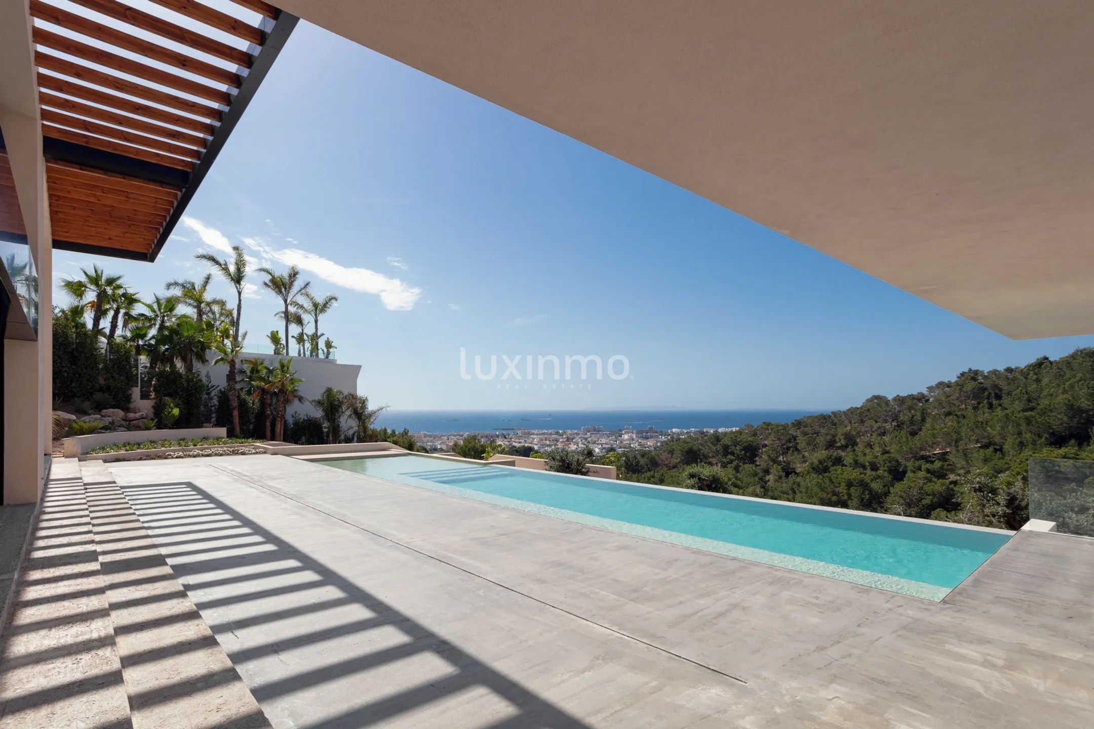 A vendre villa de luxe, neuve et moderne, avec vue panoramique sur la mer, au sommet de la ville d'Ibiza — photo 13