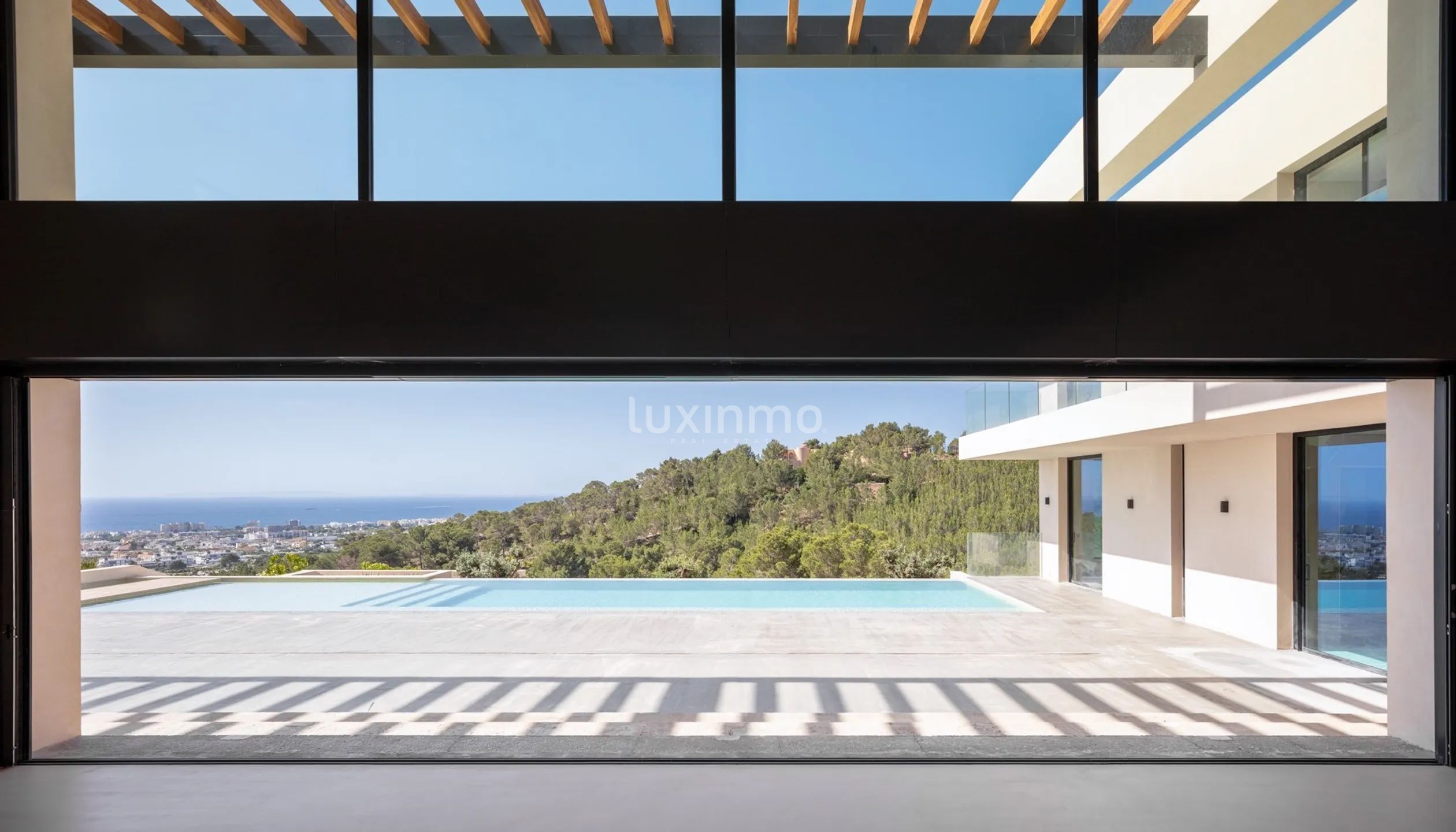 A vendre villa de luxe, neuve et moderne, avec vue panoramique sur la mer, au sommet de la ville d'Ibiza — photo 14