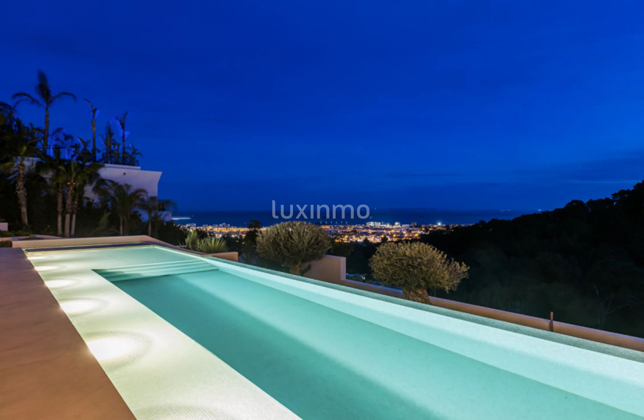 A vendre villa de luxe, neuve et moderne, avec vue panoramique sur la mer, au sommet de la ville d'Ibiza — photo 22