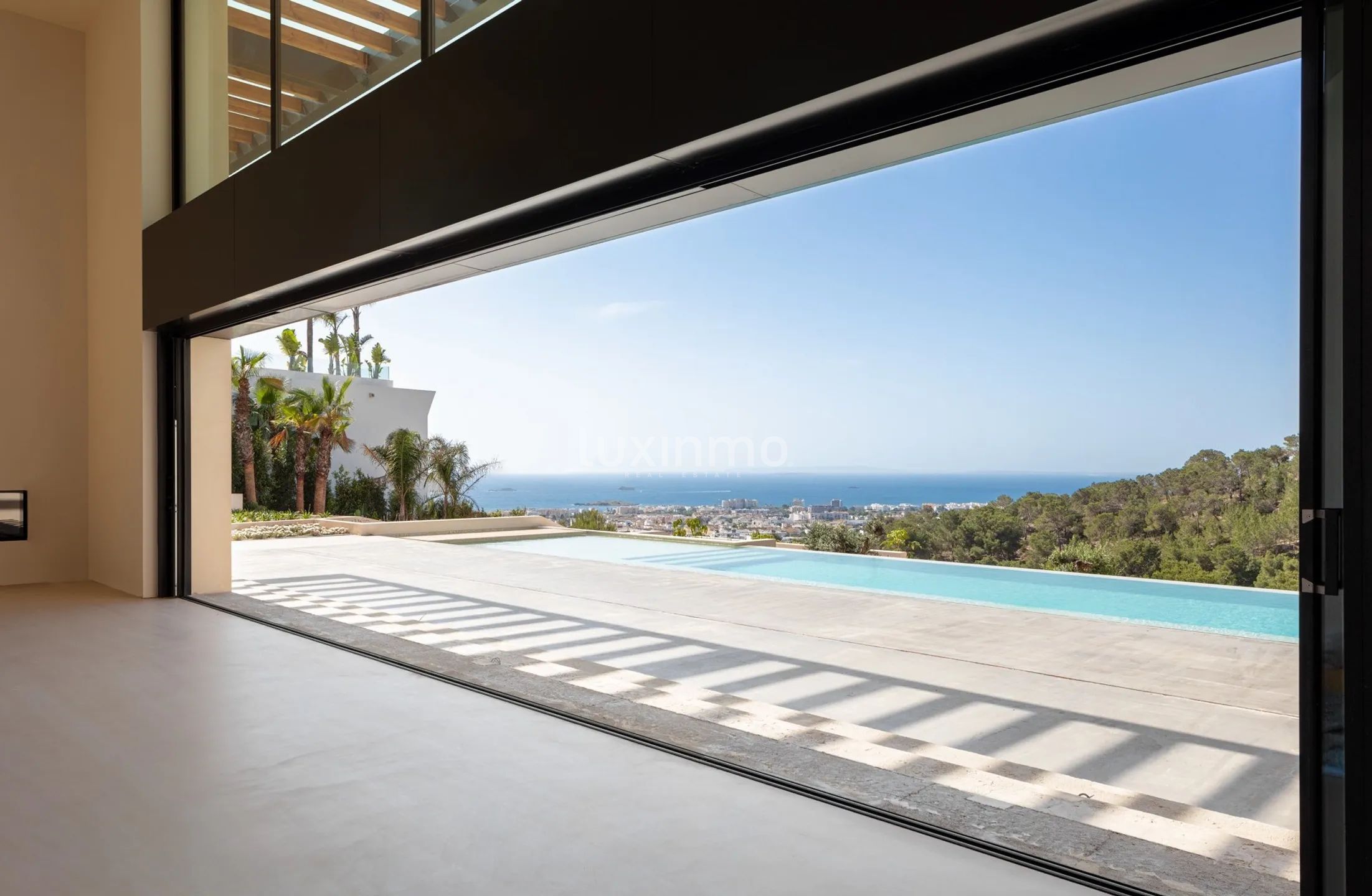 A vendre villa de luxe, neuve et moderne, avec vue panoramique sur la mer, au sommet de la ville d'Ibiza — photo 18