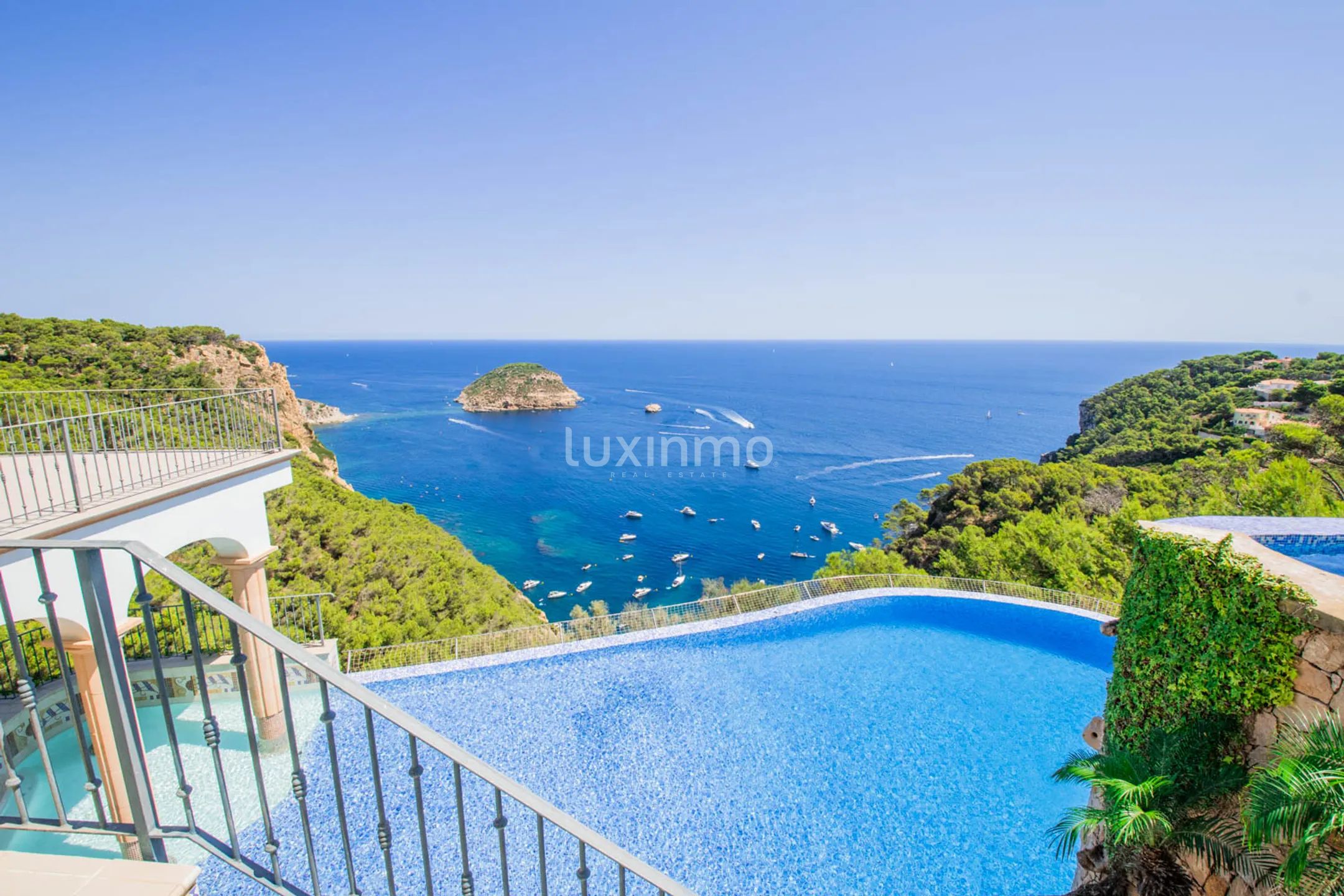 Luxurious mansion on the first sea line in Javea — photo 26