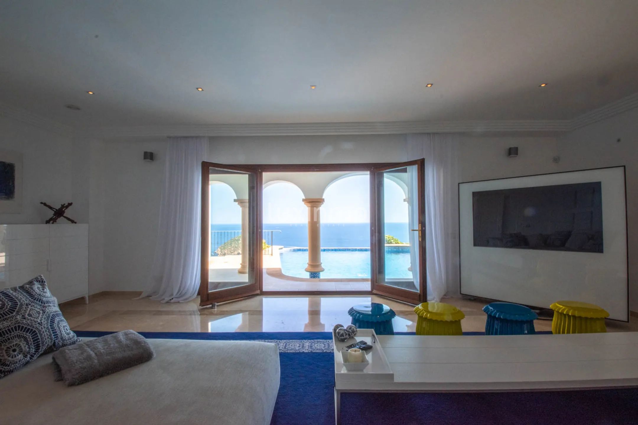 Luxurious mansion on the first sea line in Javea — photo 16