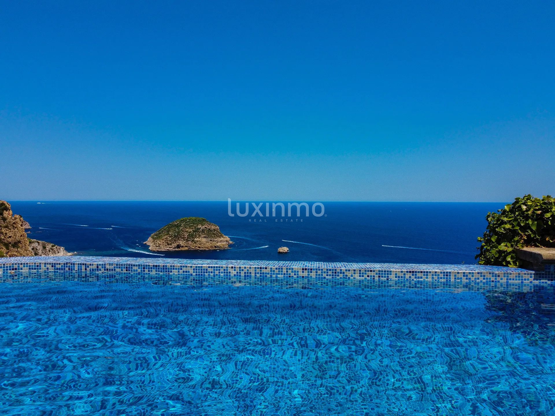 Luxurious mansion on the first sea line in Javea — photo 8