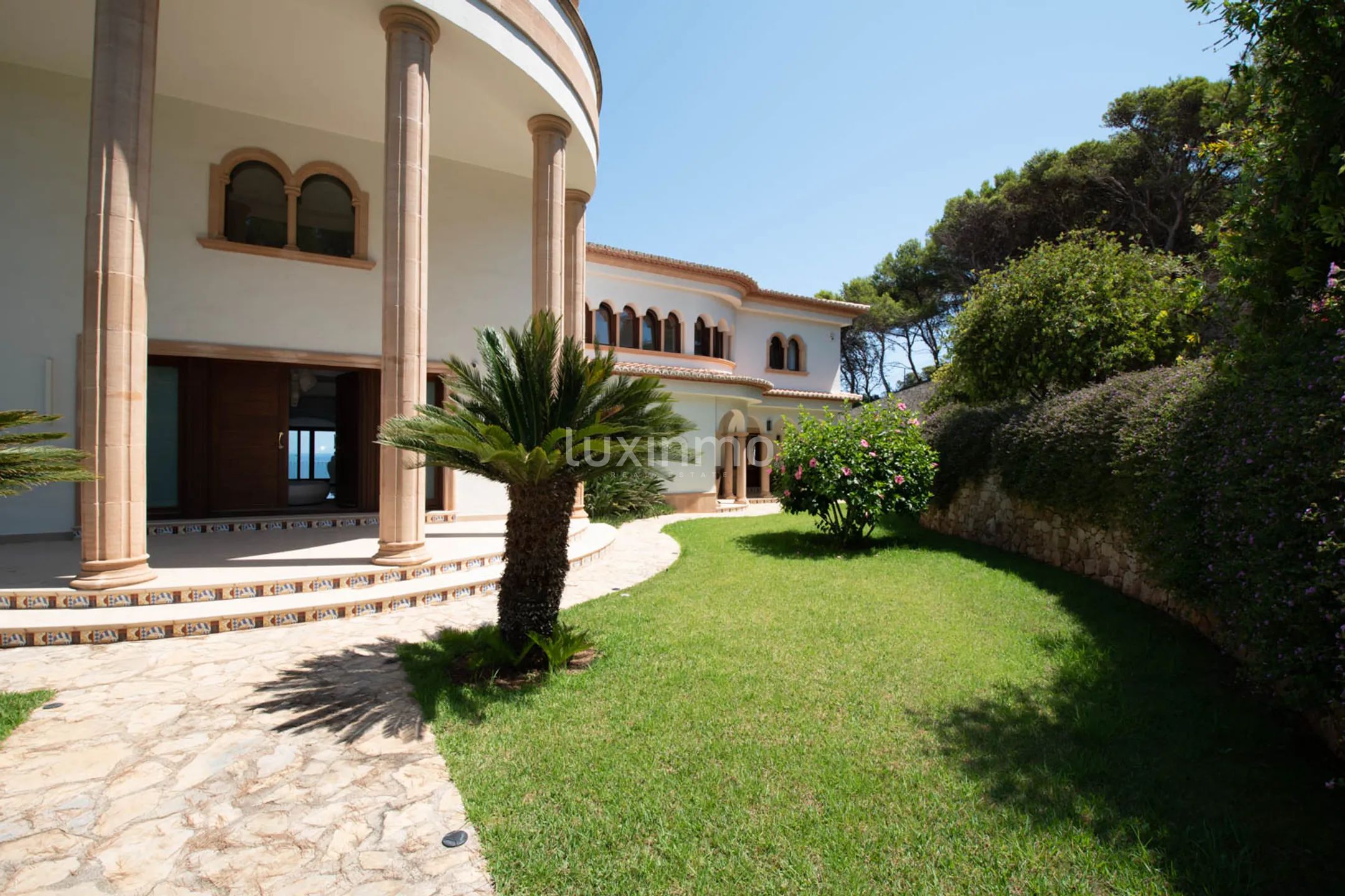 Luxurious mansion on the first sea line in Javea — photo 28