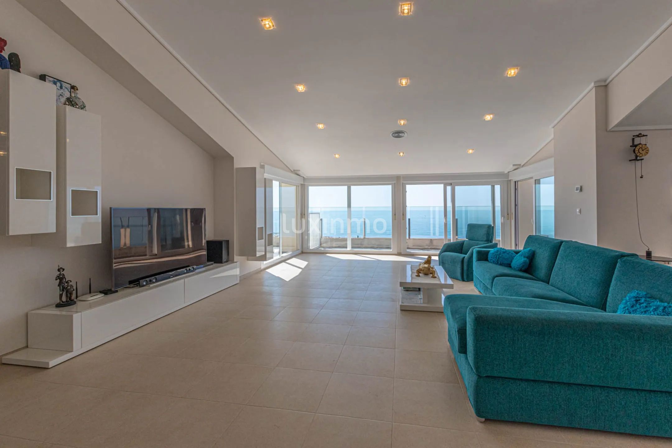 Penthouse with sea views for annual rent in Mascarat — photo 8