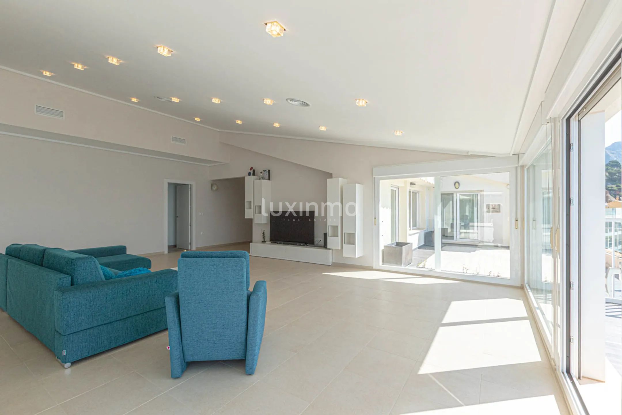 Penthouse with sea views for annual rent in Mascarat — photo 9
