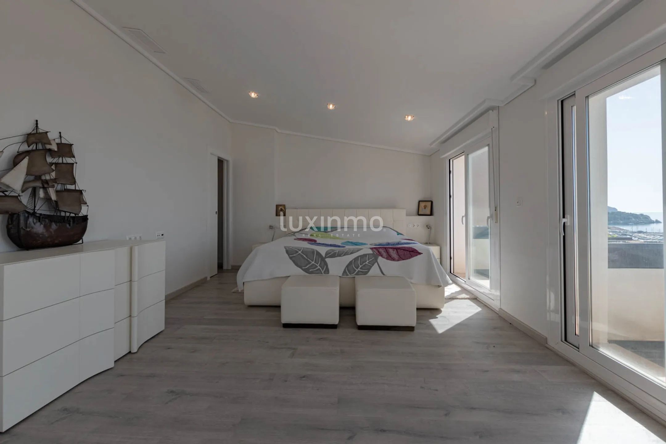 Penthouse with sea views for annual rent in Mascarat — photo 23