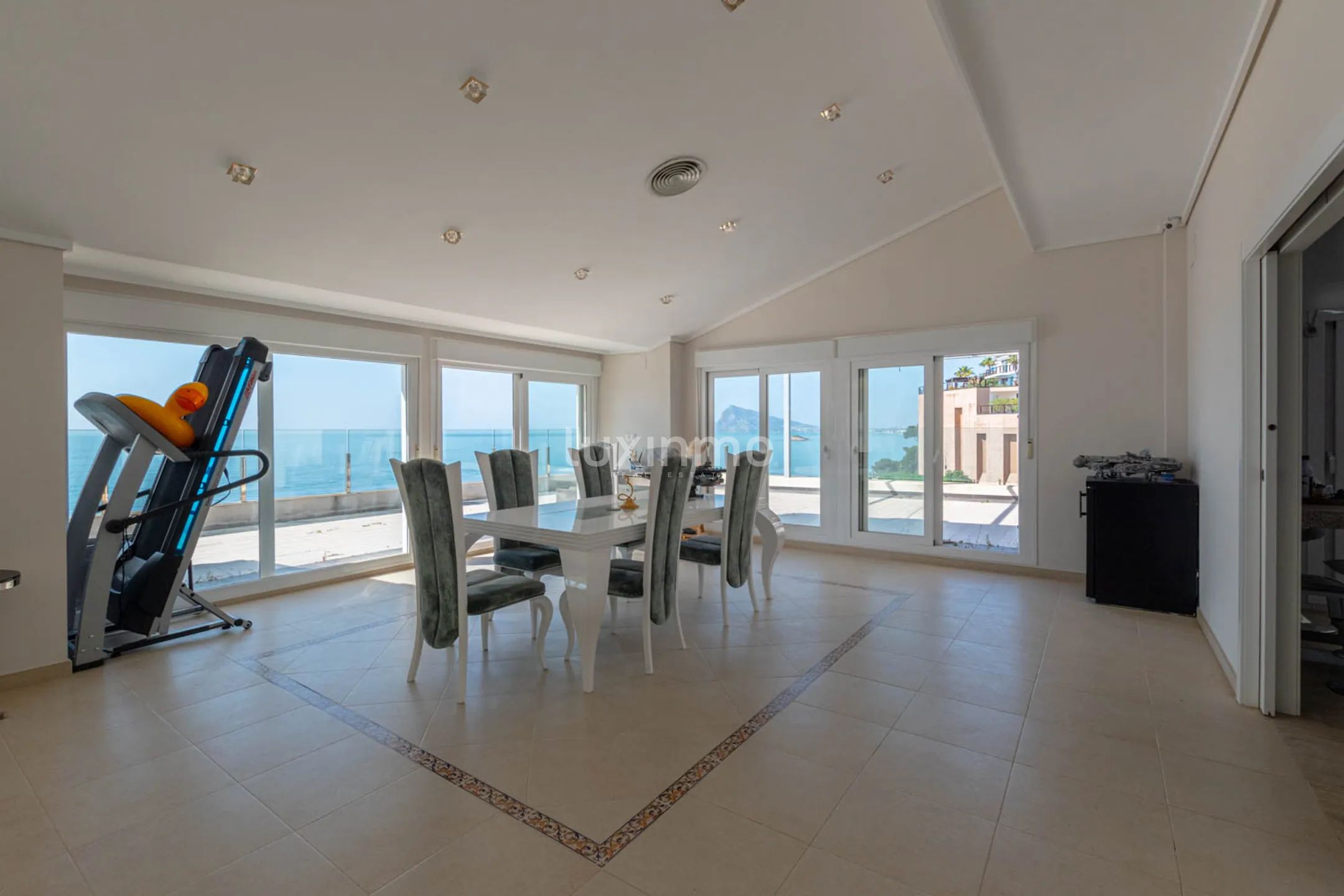 Penthouse with sea views for annual rent in Mascarat — photo 11
