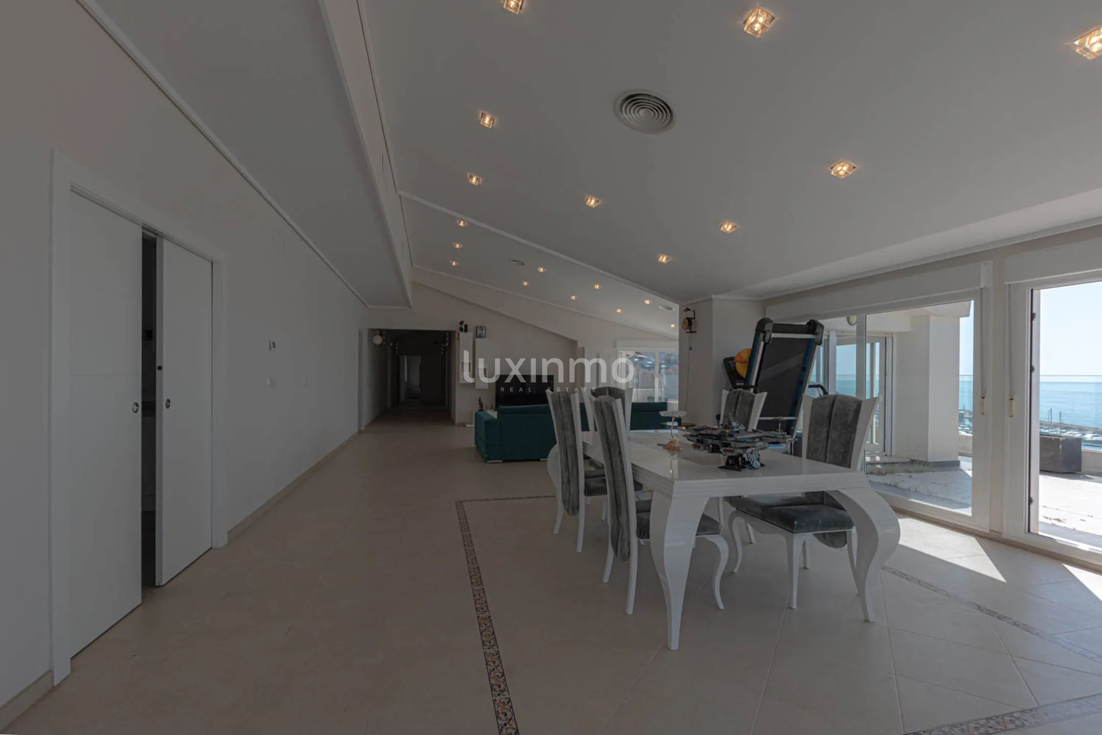 Penthouse with sea views for annual rent in Mascarat — photo 10