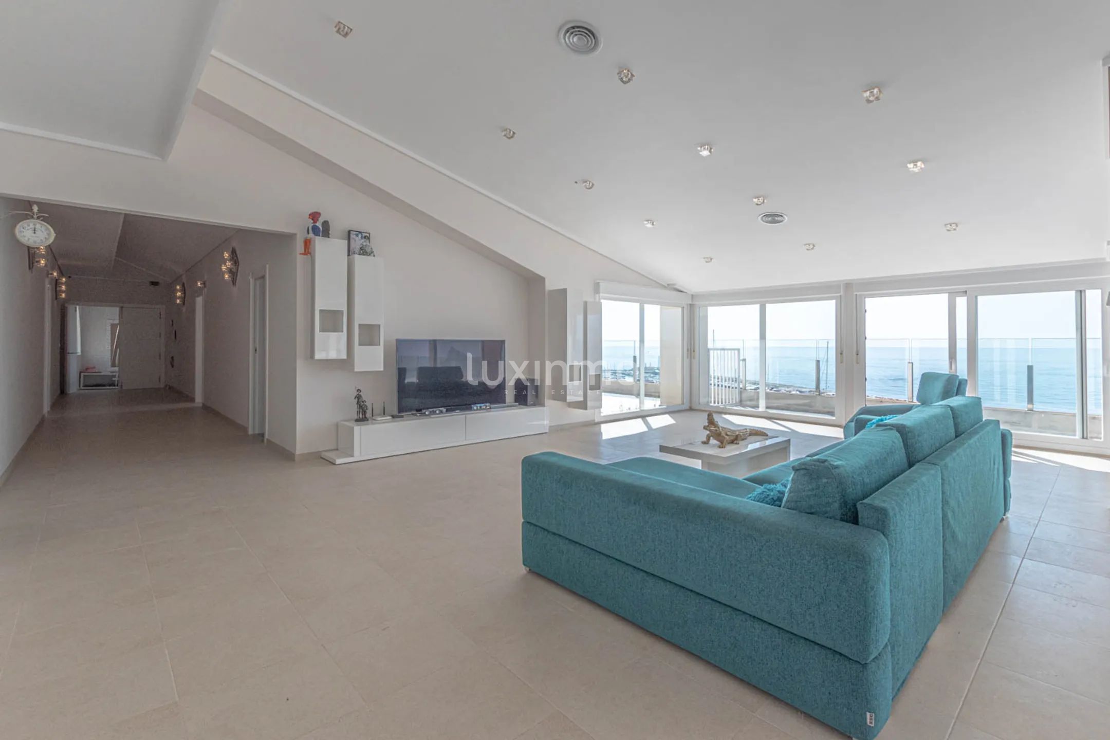 Penthouse with sea views for annual rent in Mascarat — photo 6