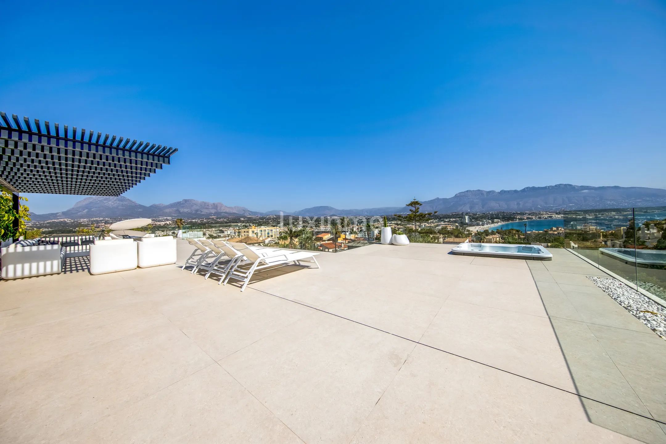 Large luxury villa for sale in Albir — photo 11