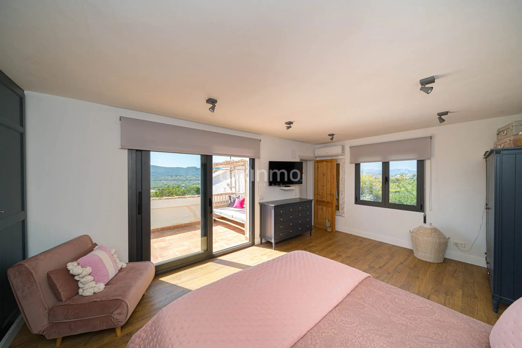 Koselig og romslig villa til salgs i Javea Montgo-området — photo 13