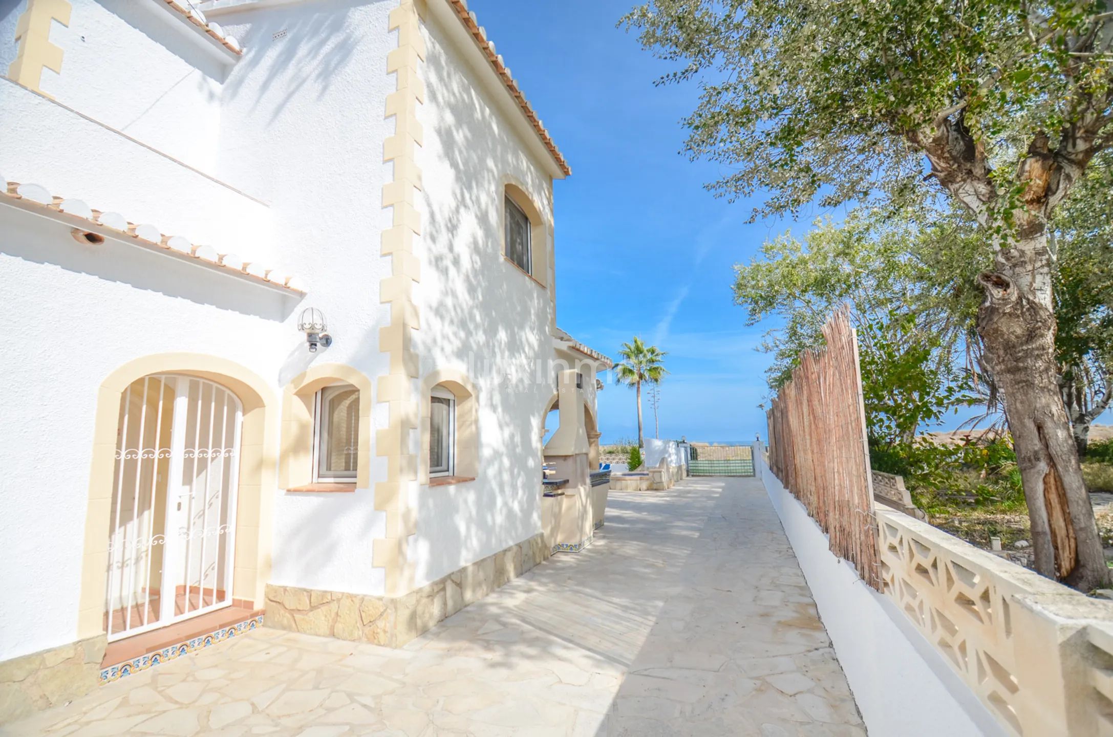 Большой дом на первой линии недалеко от Дении — photo 27