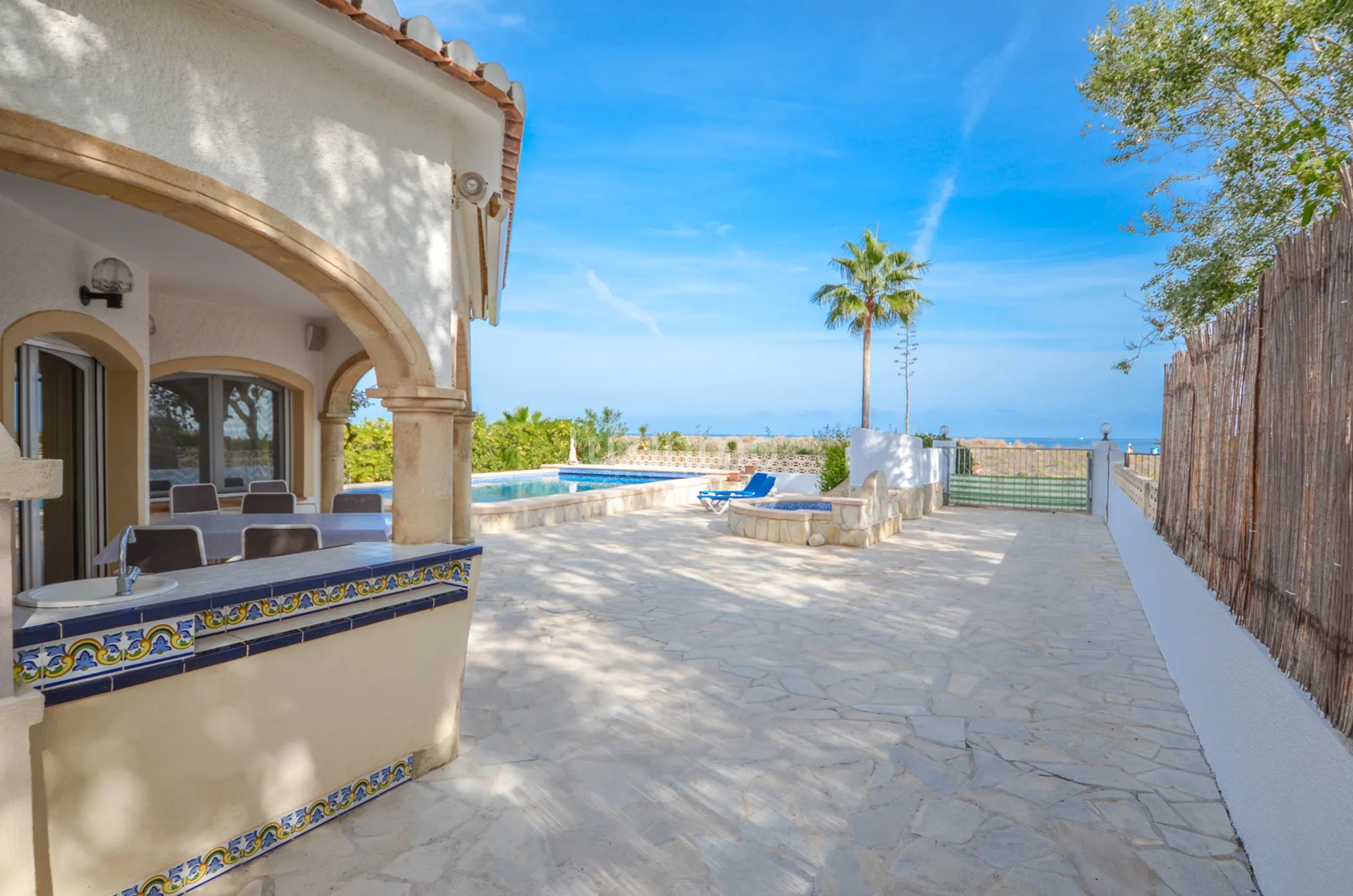 Большой дом на первой линии недалеко от Дении — photo 28