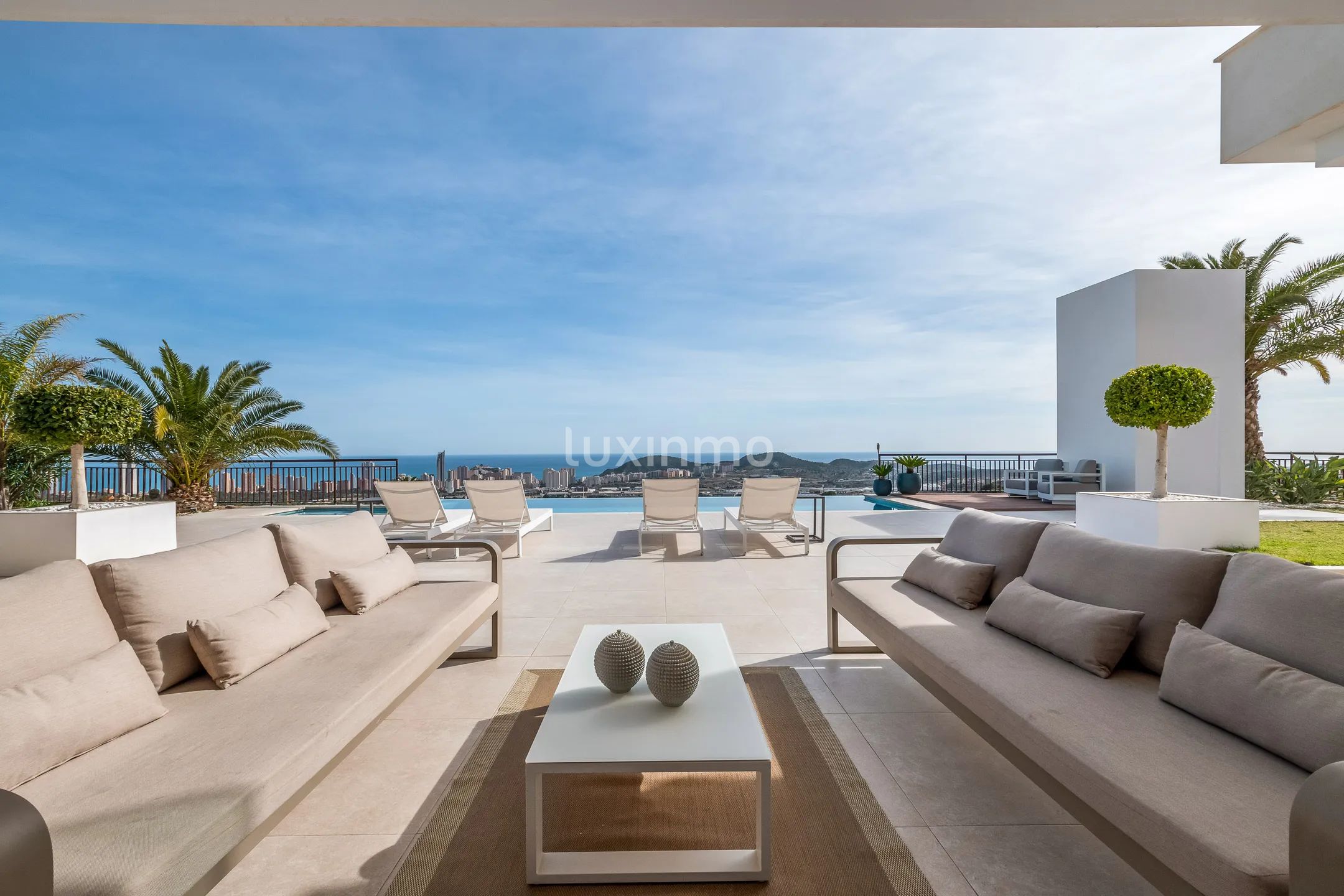 Beautiful villa with infinity pool and sea views for sale in Finestrat — photo 8