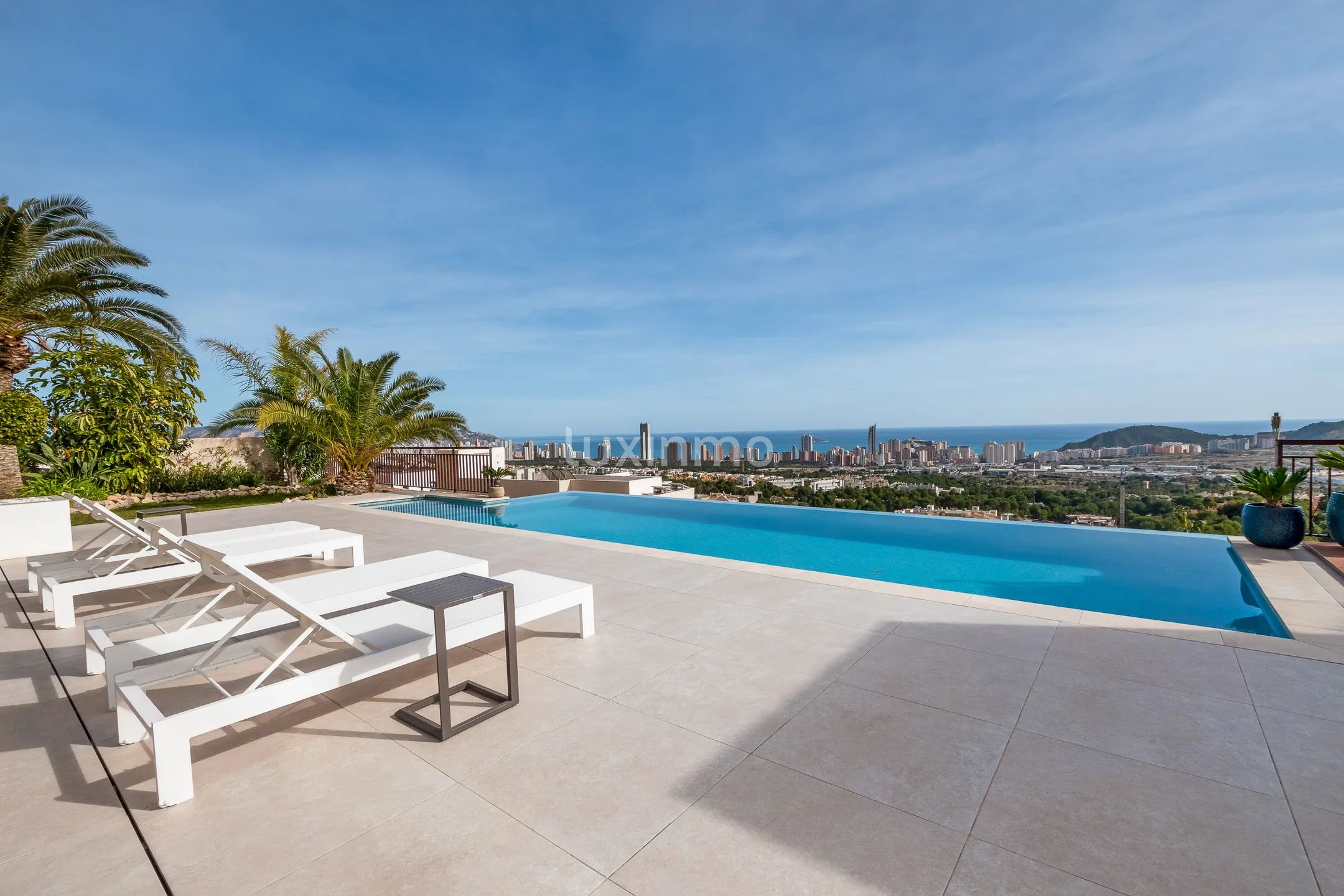 Beautiful villa with infinity pool and sea views for sale in Finestrat — photo 5