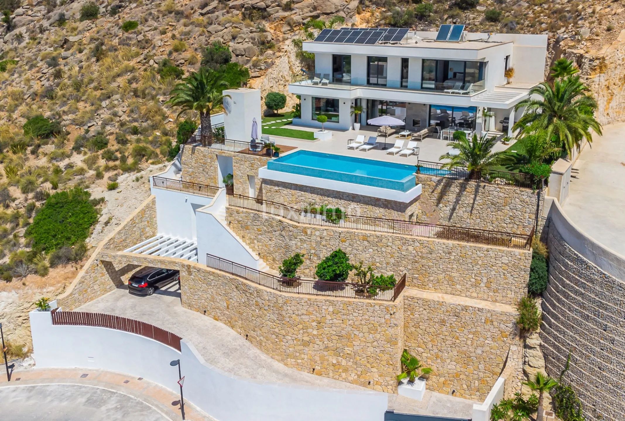 Beautiful villa with infinity pool and sea views for sale in Finestrat — photo 3