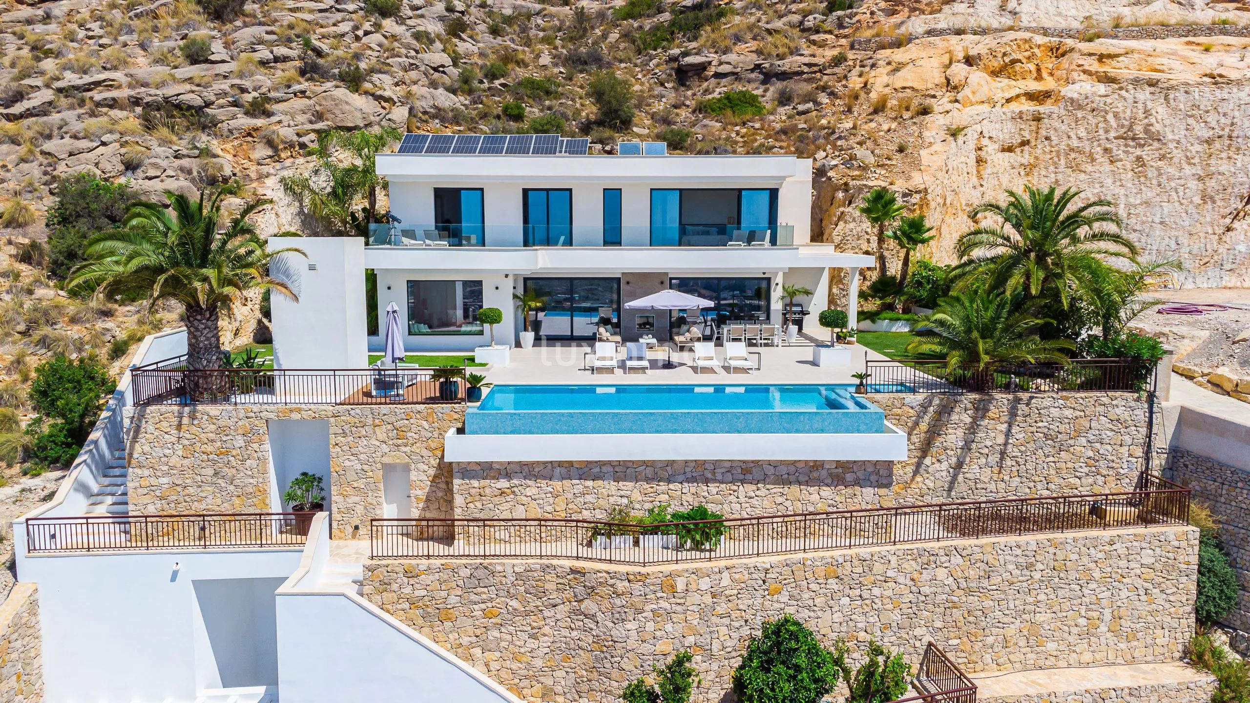 Beautiful villa with infinity pool and sea views for sale in Finestrat — photo 1