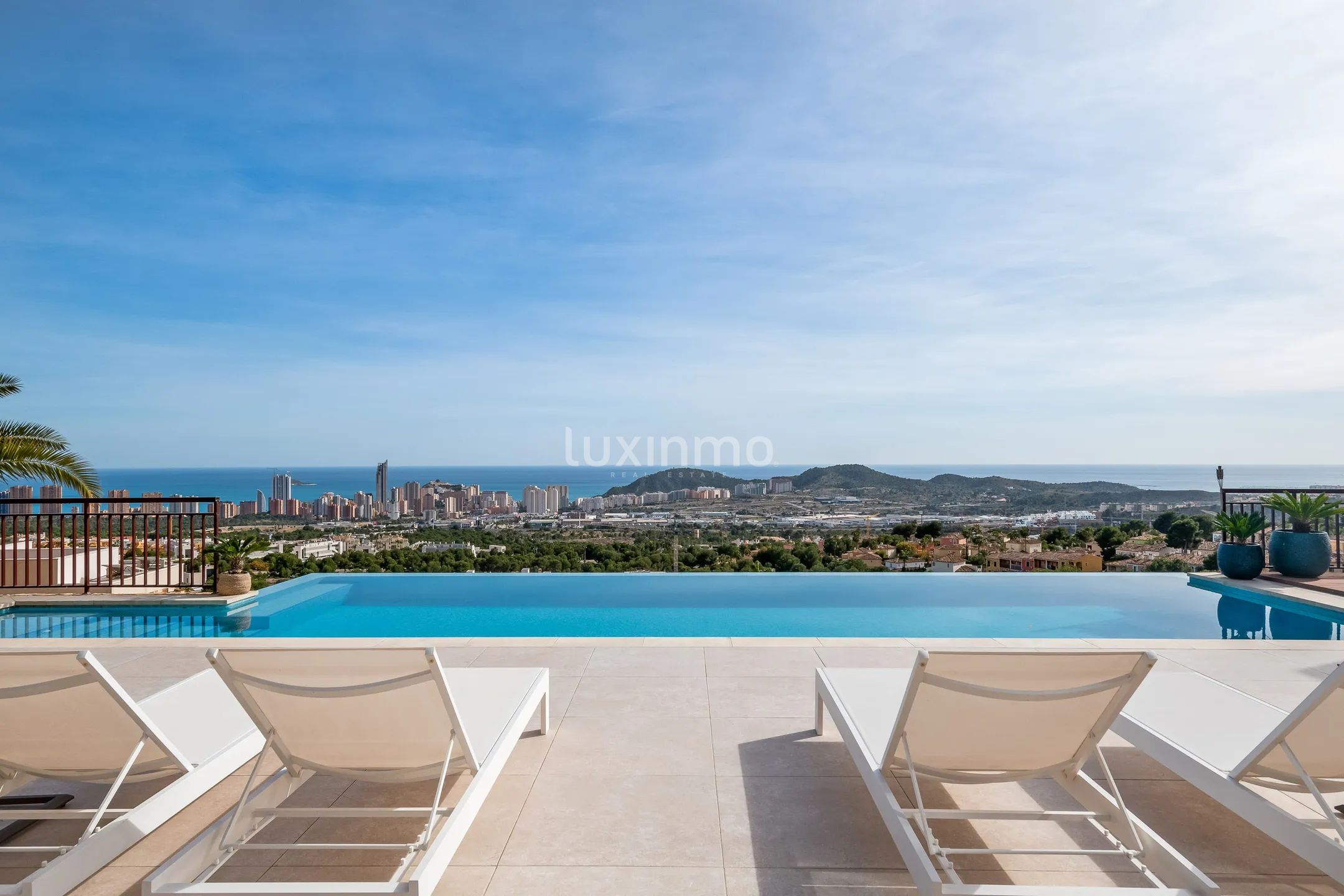 Beautiful villa with infinity pool and sea views for sale in Finestrat — photo 2