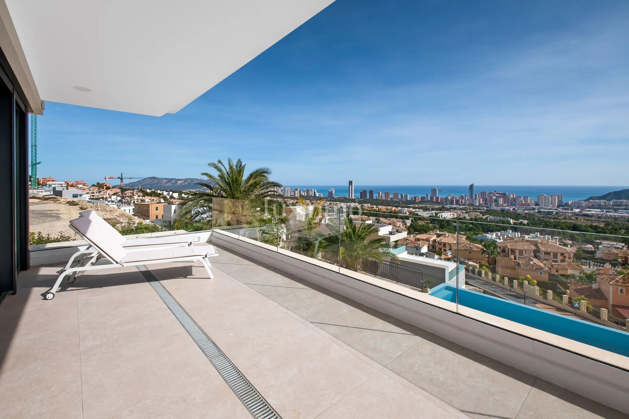 Beautiful villa with infinity pool and sea views for sale in Finestrat — photo 26