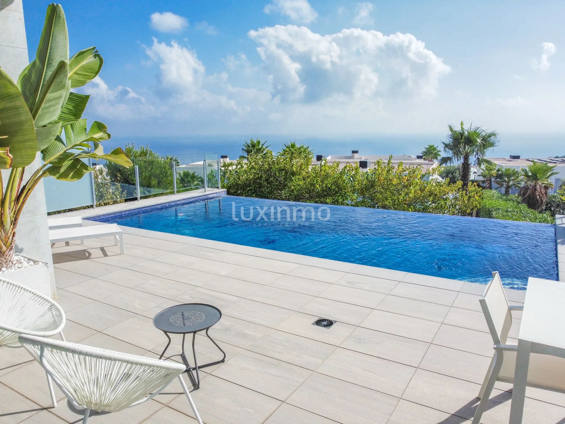 Solig och modern villa med havsutsikt — photo 30