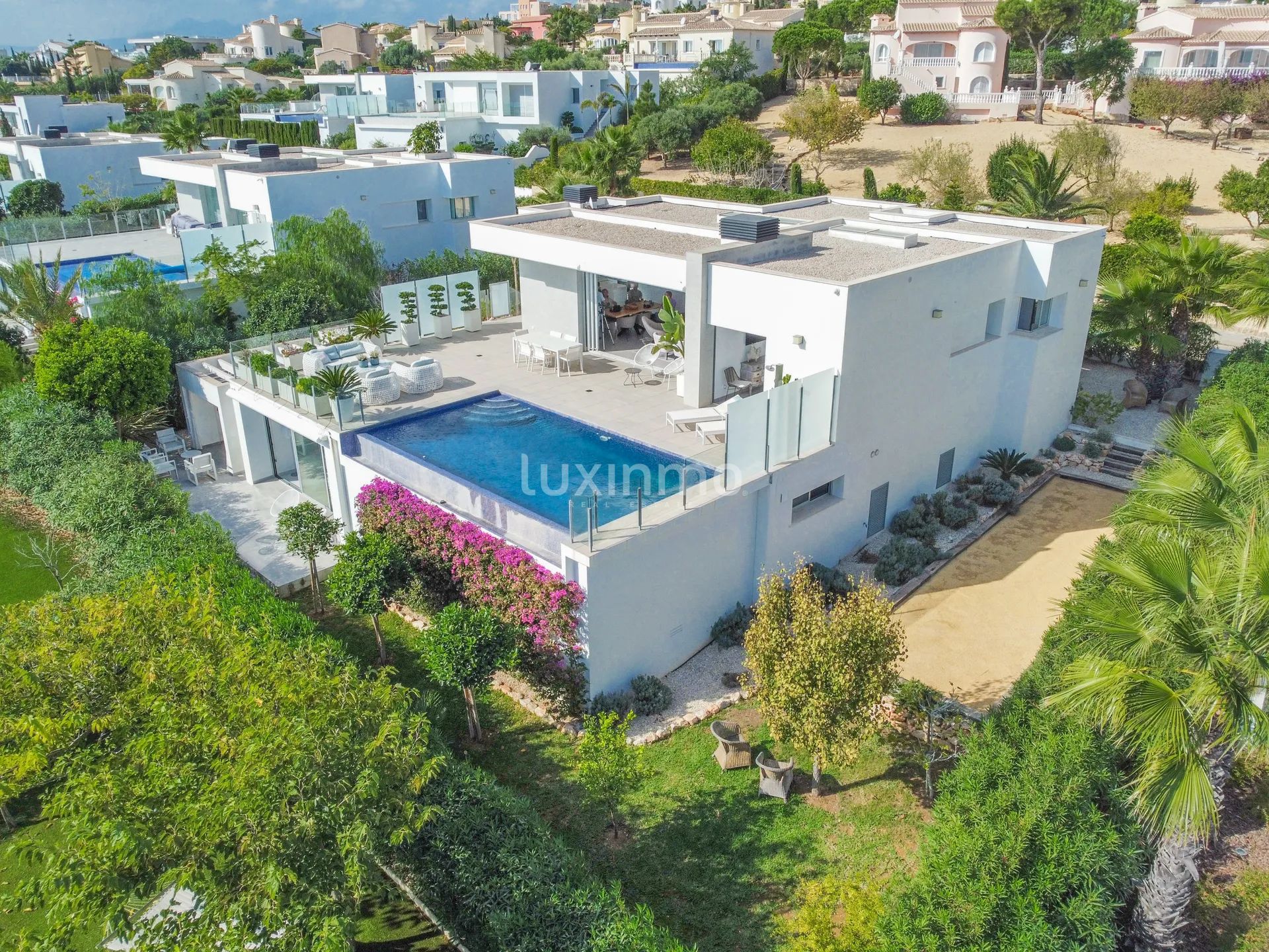 Solig och modern villa med havsutsikt — photo 39