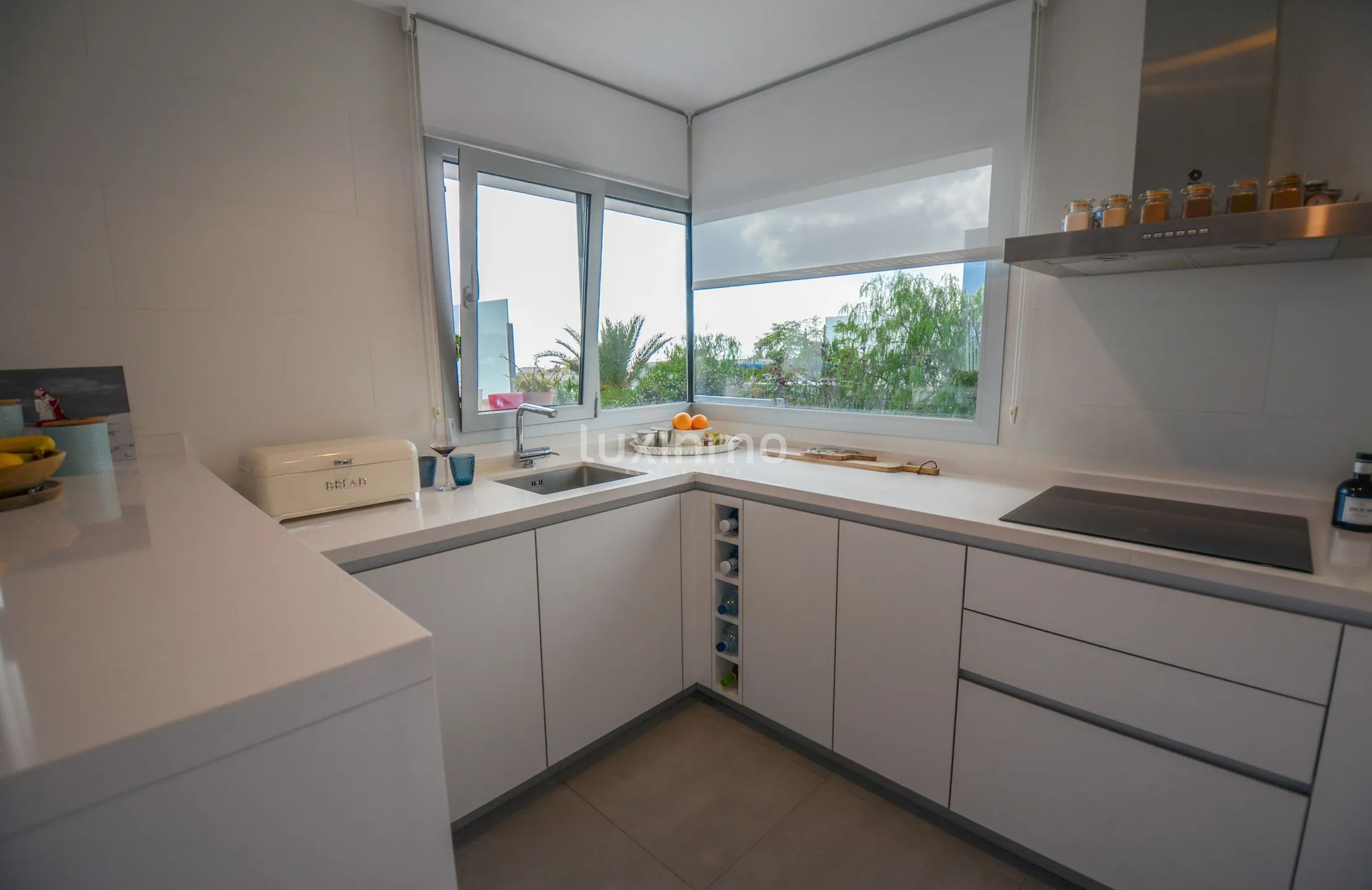 Solig och modern villa med havsutsikt — photo 12