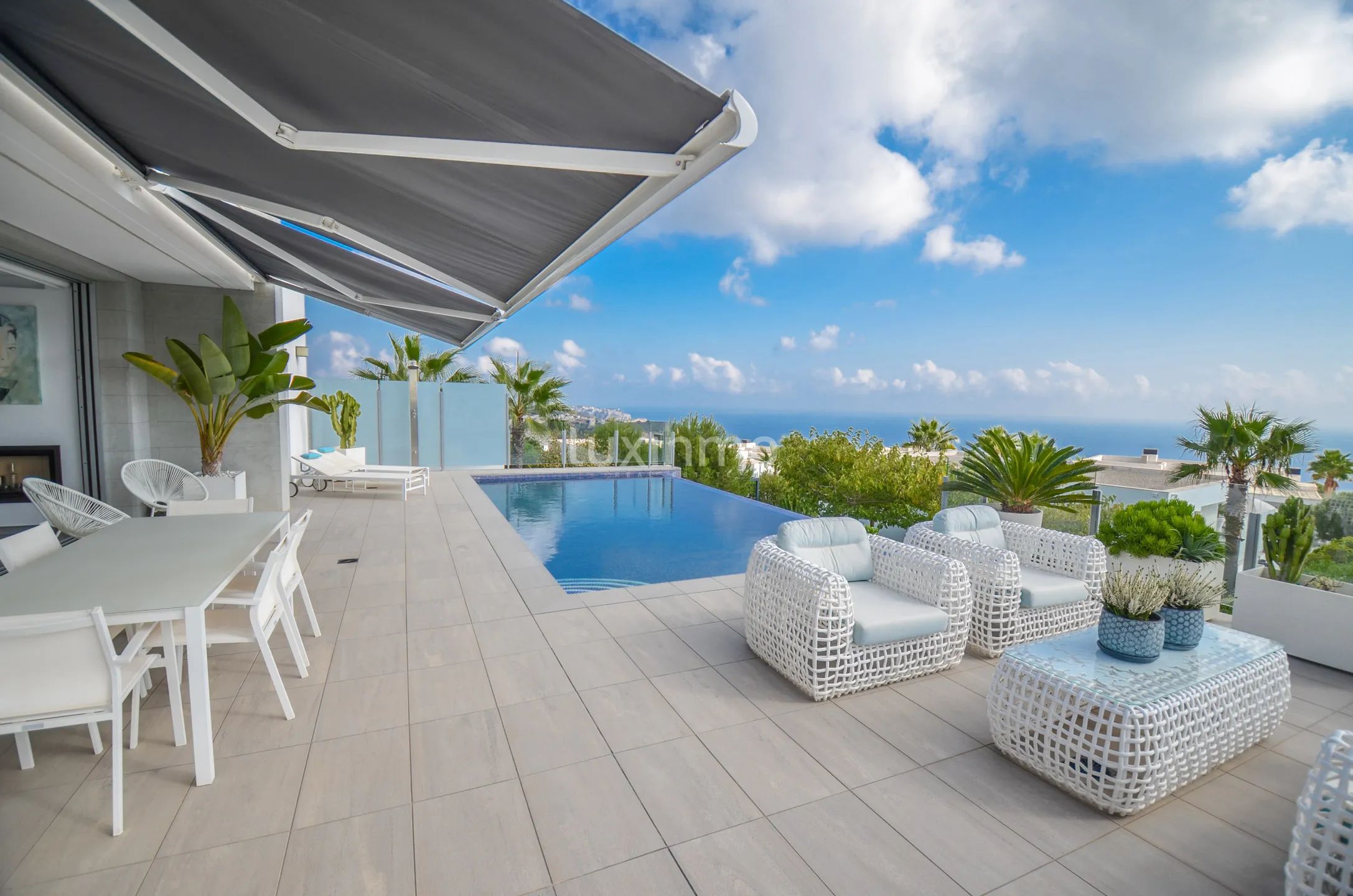 Solig och modern villa med havsutsikt — photo 21