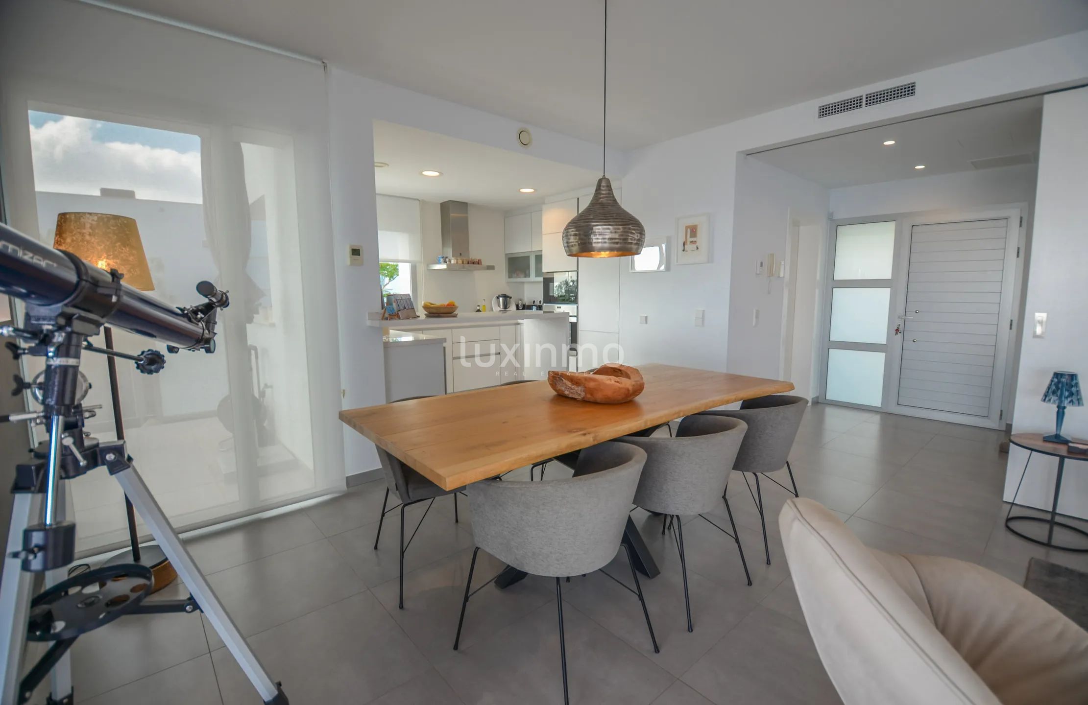 Solig och modern villa med havsutsikt — photo 16