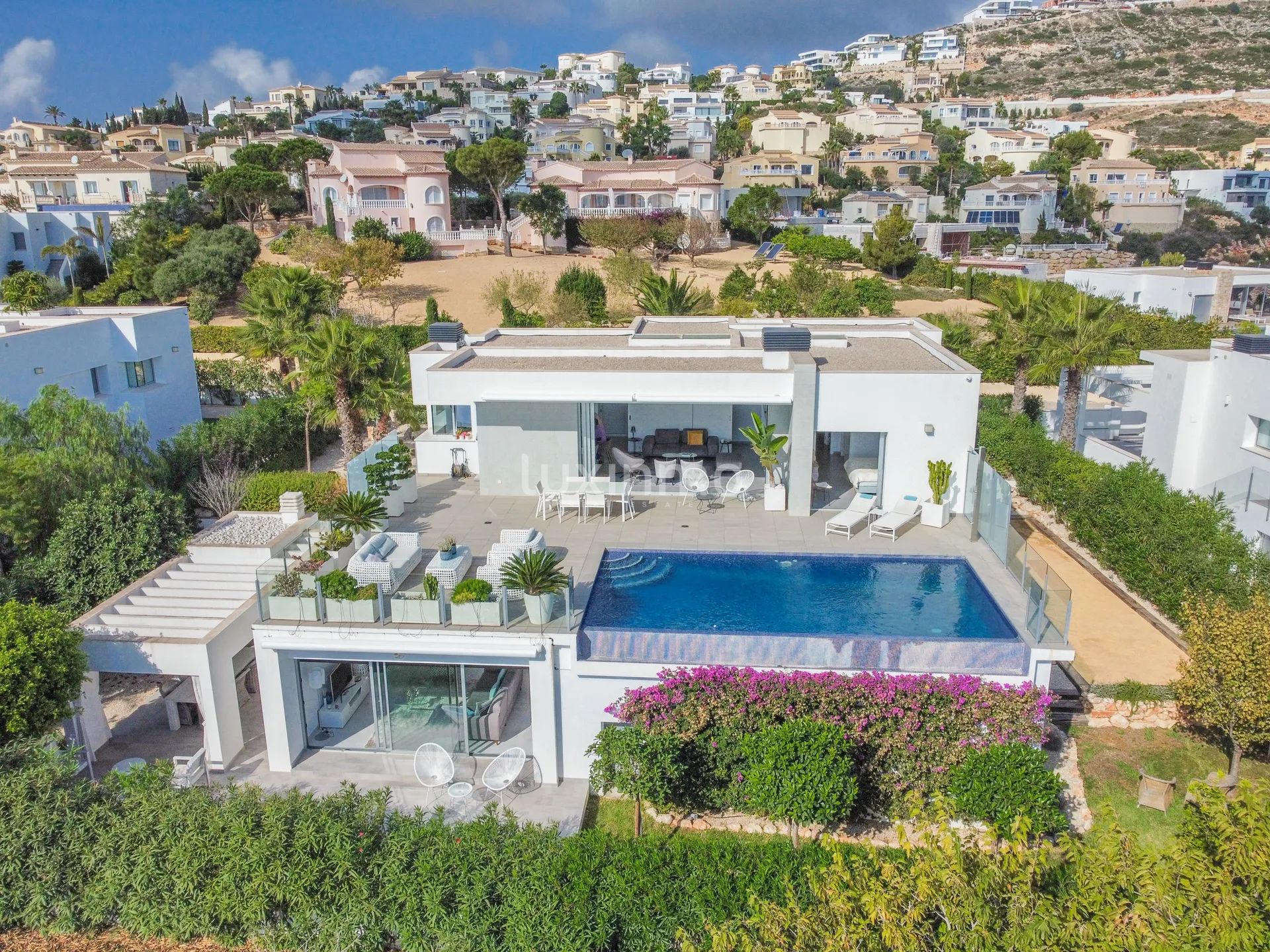 Solig och modern villa med havsutsikt — photo 37