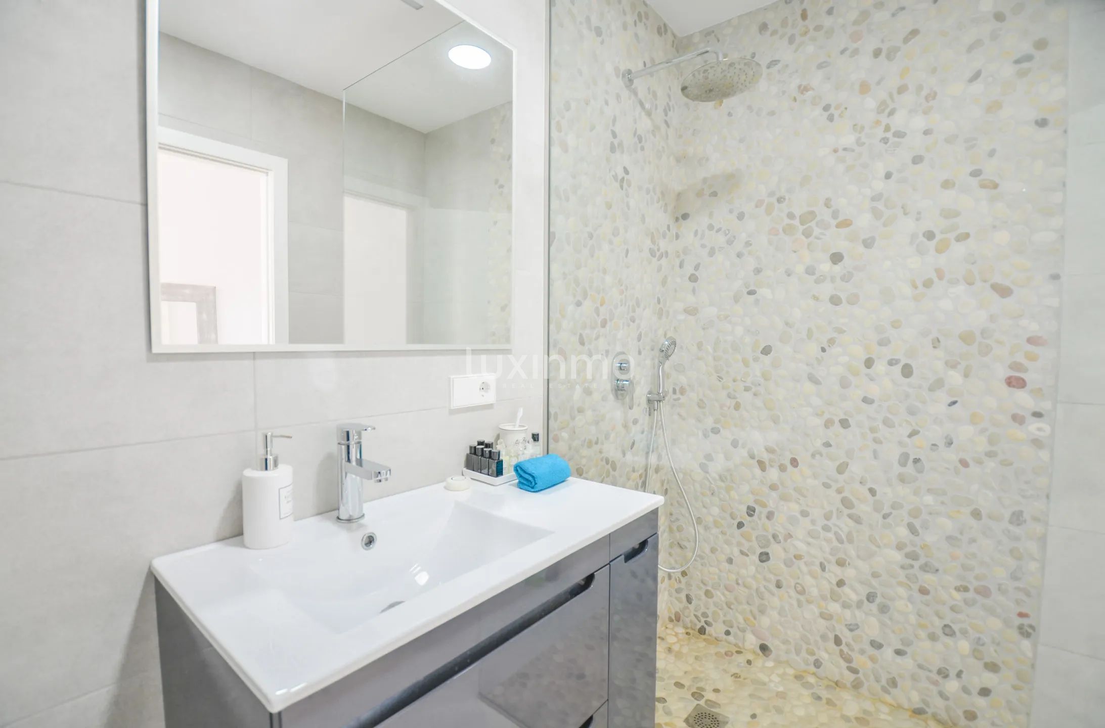 Solig och modern villa med havsutsikt — photo 28