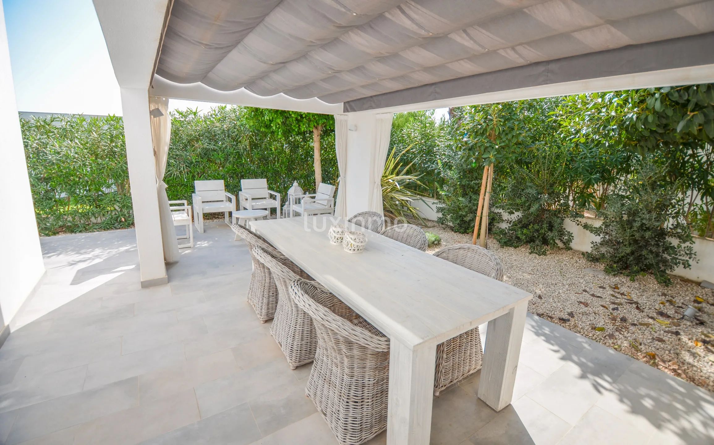 Solig och modern villa med havsutsikt — photo 23