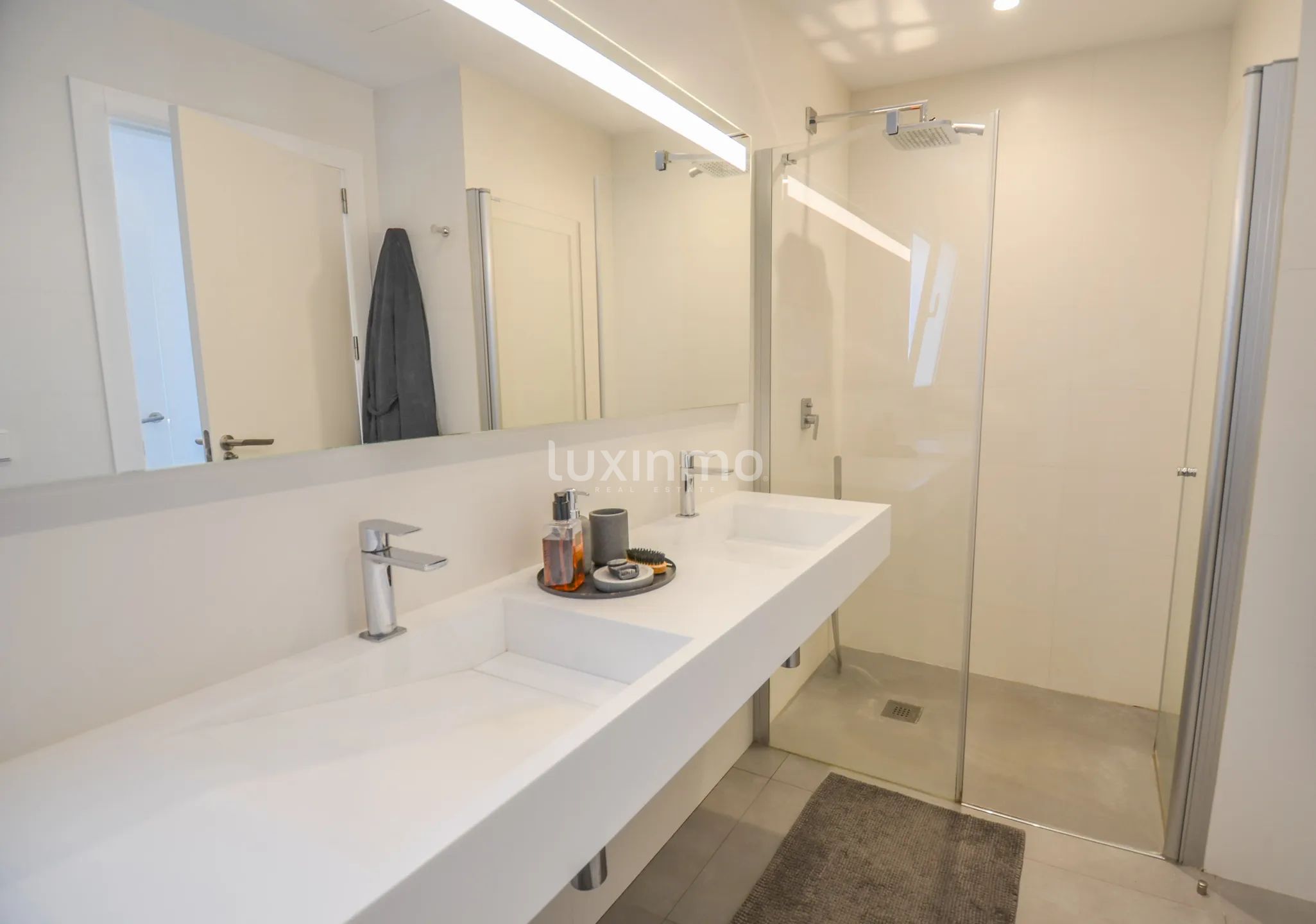 Solig och modern villa med havsutsikt — photo 15