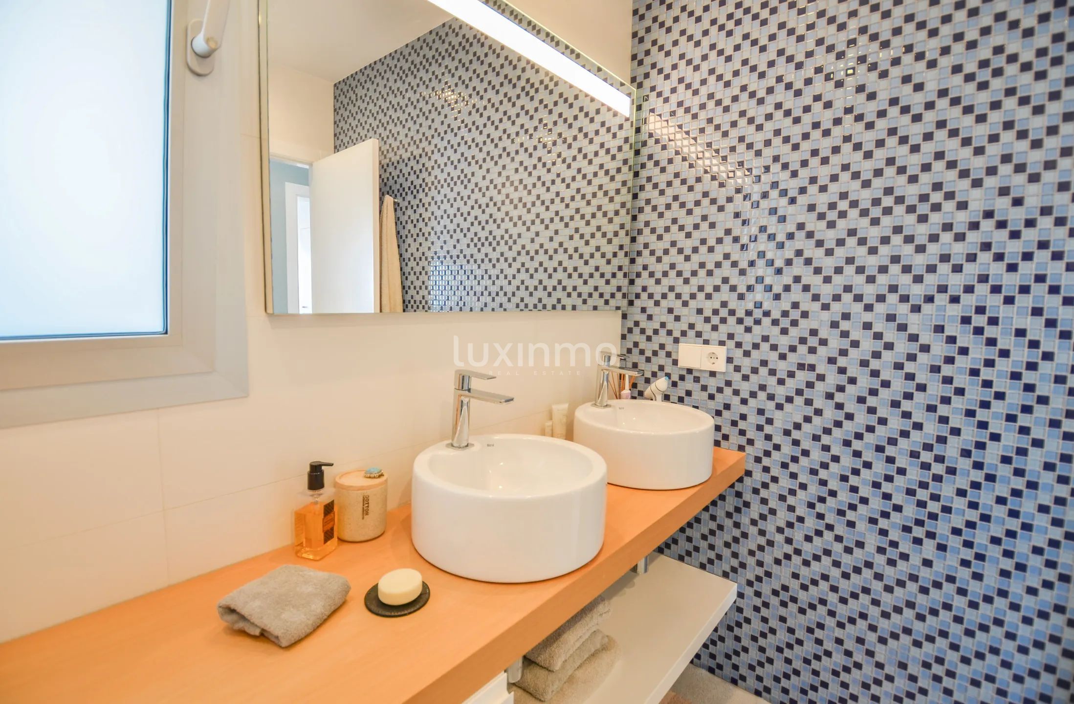 Solig och modern villa med havsutsikt — photo 17