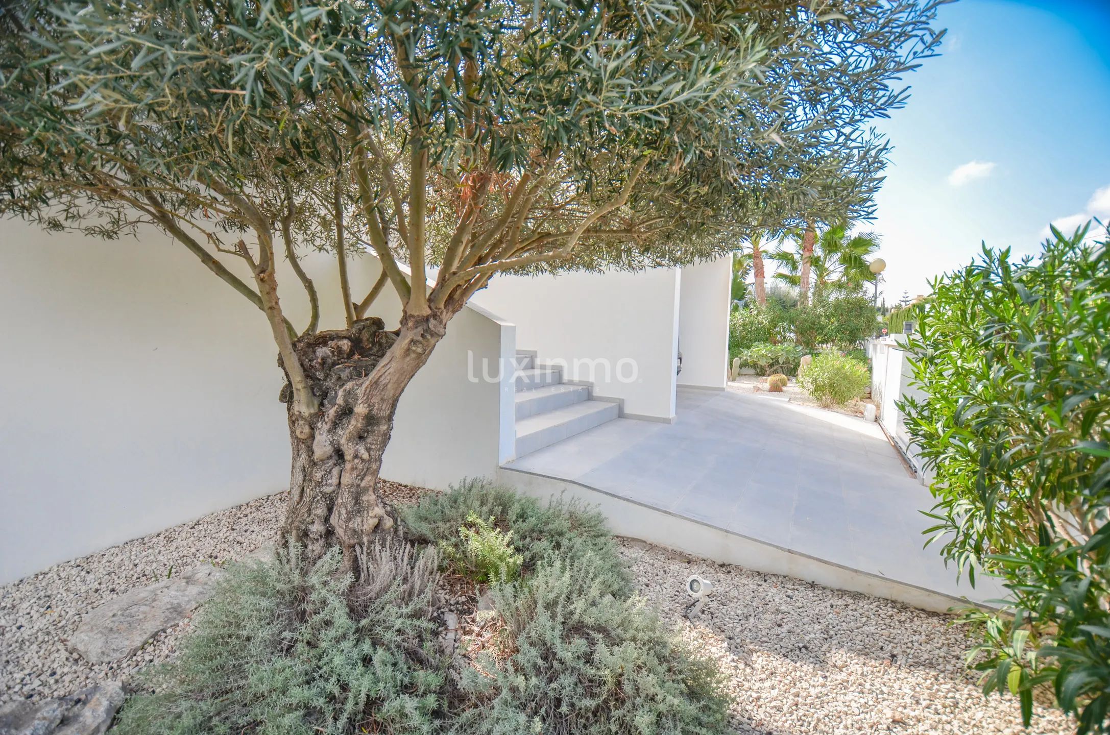 Solig och modern villa med havsutsikt — photo 36