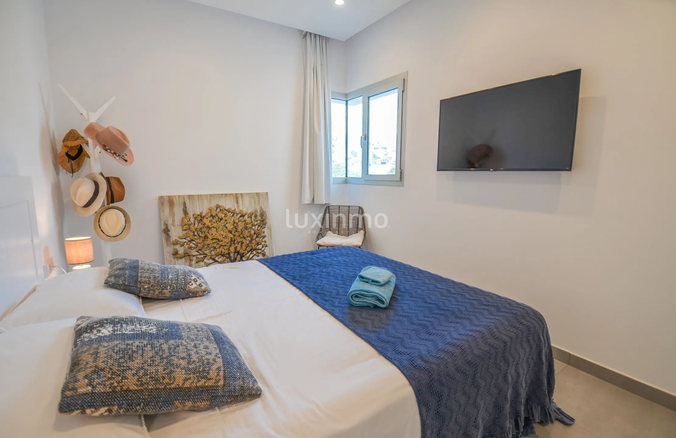 Solig och modern villa med havsutsikt — photo 19