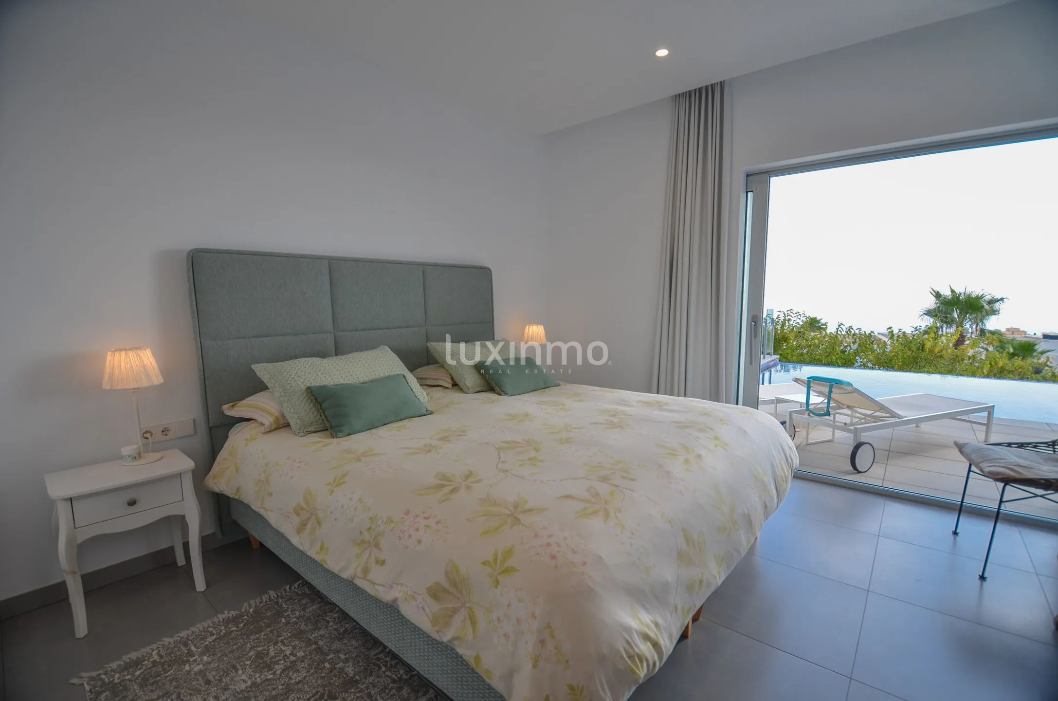 Solig och modern villa med havsutsikt — photo 13