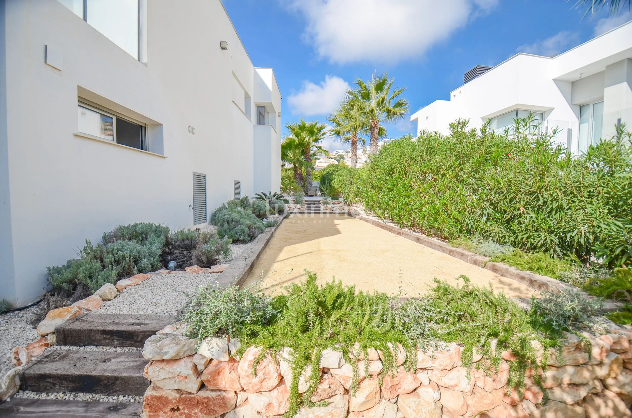 Solig och modern villa med havsutsikt — photo 32