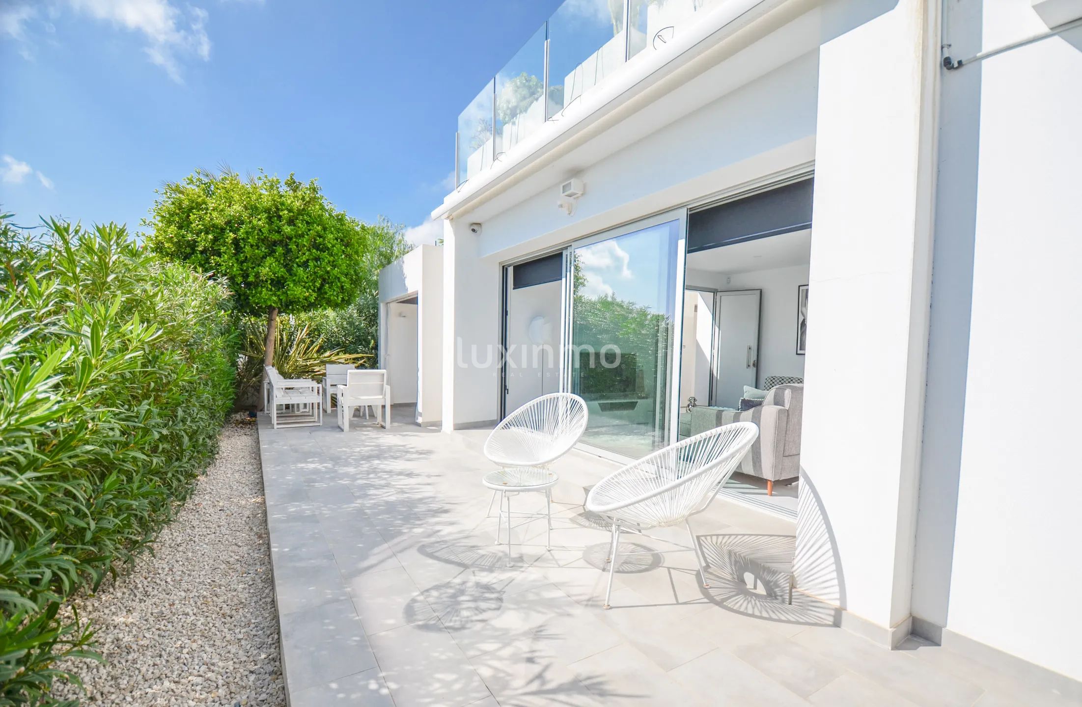 Solig och modern villa med havsutsikt — photo 22