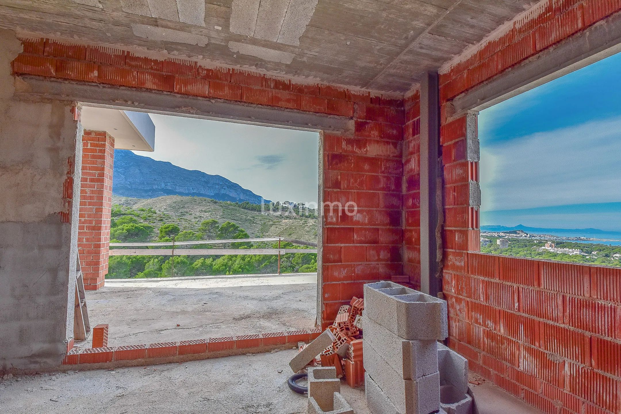 Nowoczesna willa w budowie z widokiem na morze — photo 13