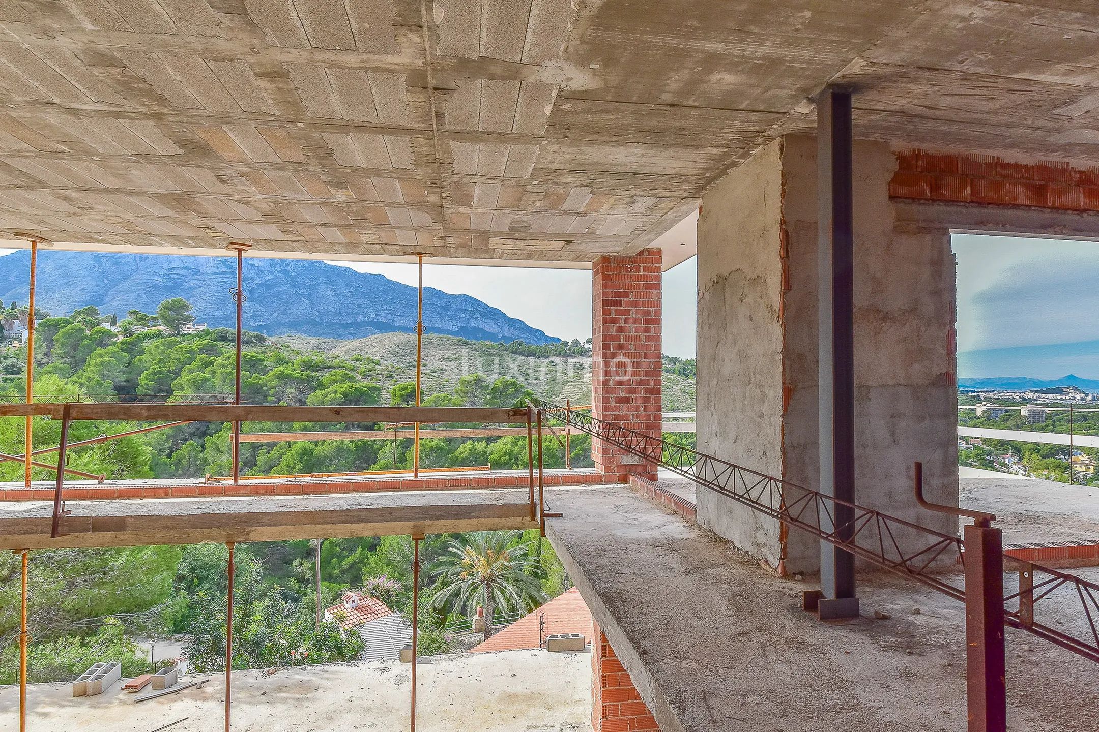 Nowoczesna willa w budowie z widokiem na morze — photo 11