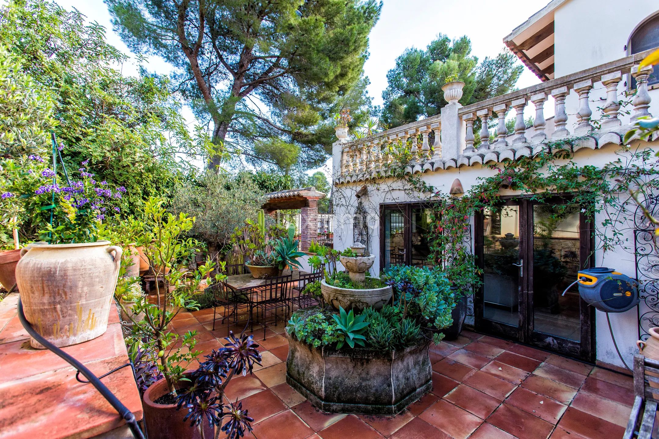 Large mediterranean sunny villa — photo 24