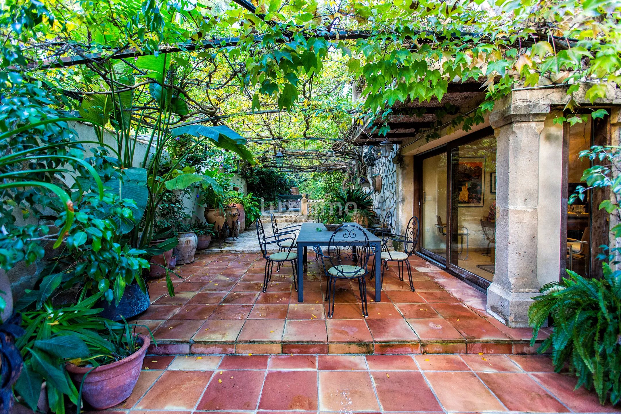 Large mediterranean sunny villa — photo 30