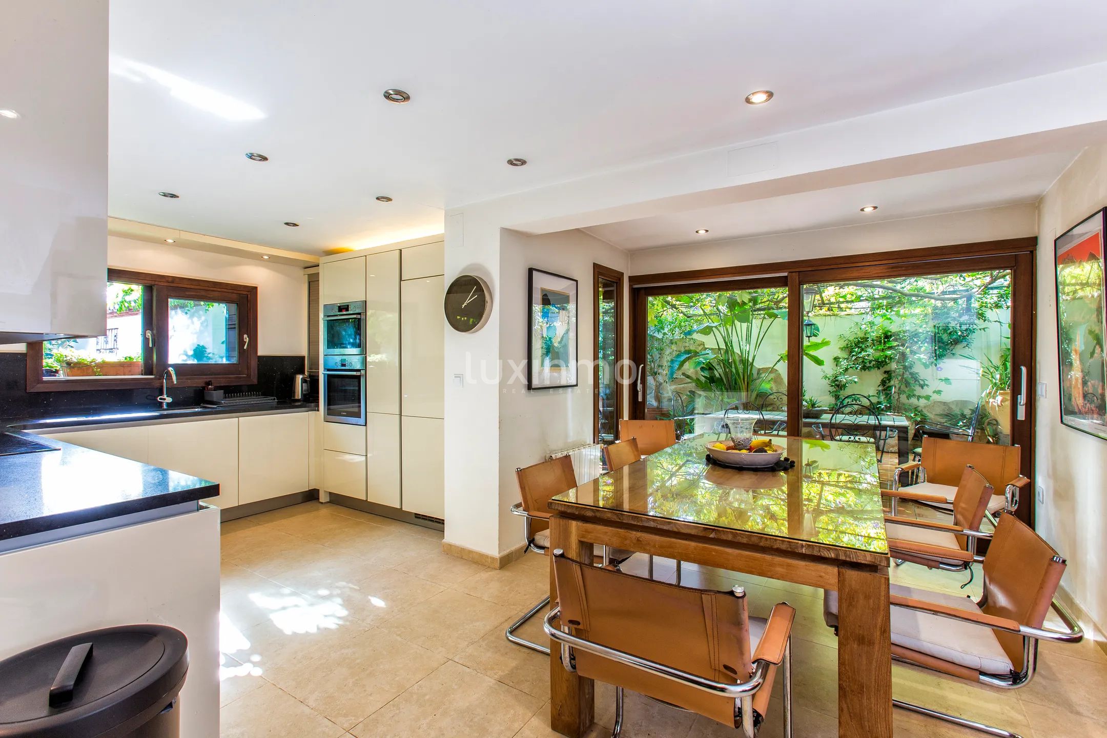 Large mediterranean sunny villa — photo 14